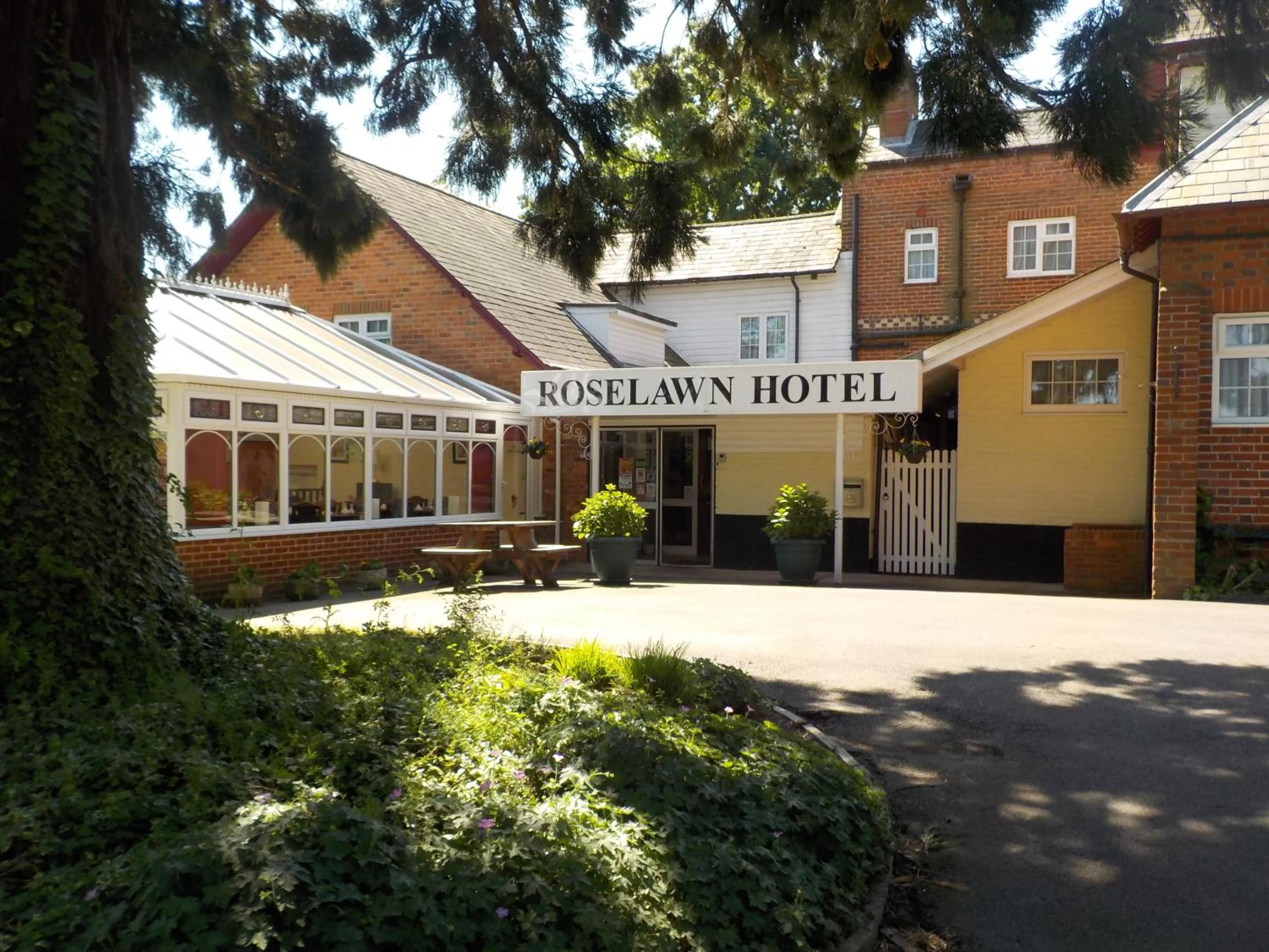 Roselawn Hotel
