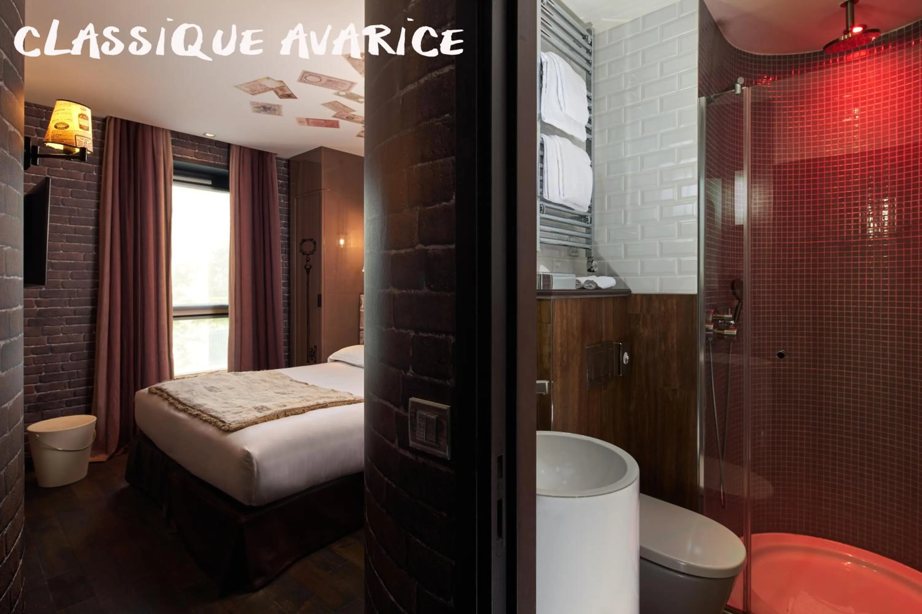 Shower in Hôtel Vice Versa