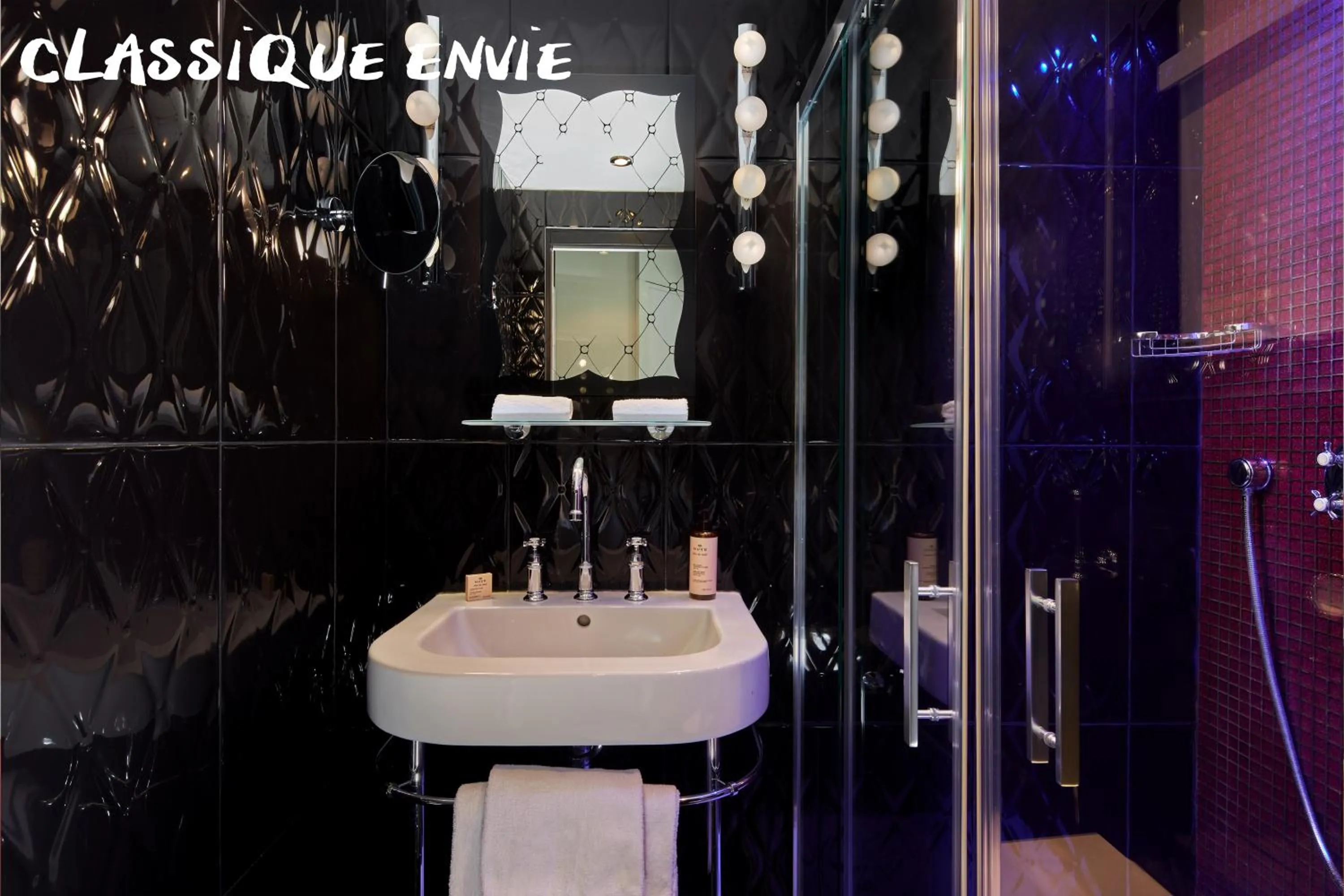 Shower in Hôtel Vice Versa