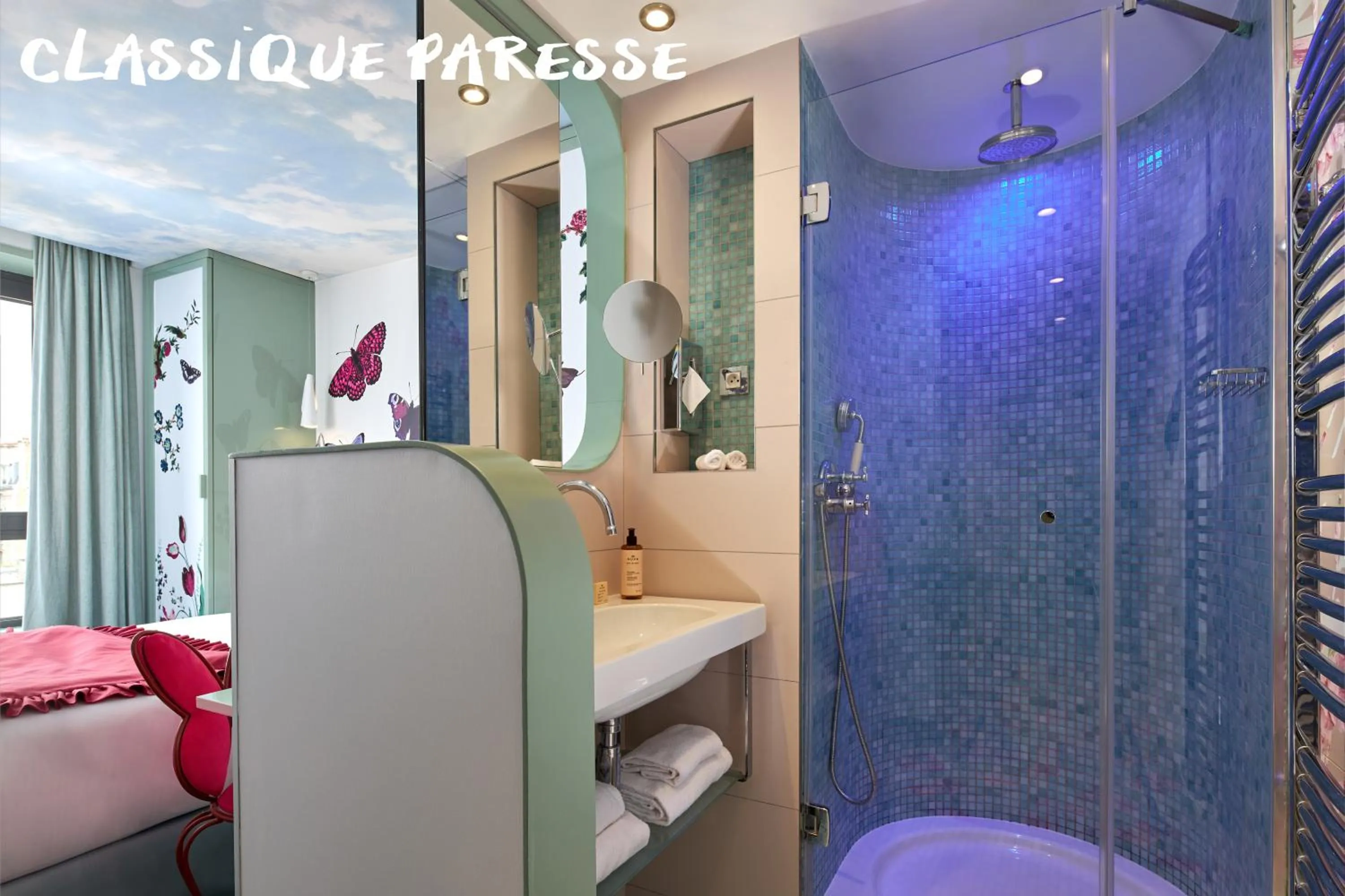 Shower, Bed in Hôtel Vice Versa