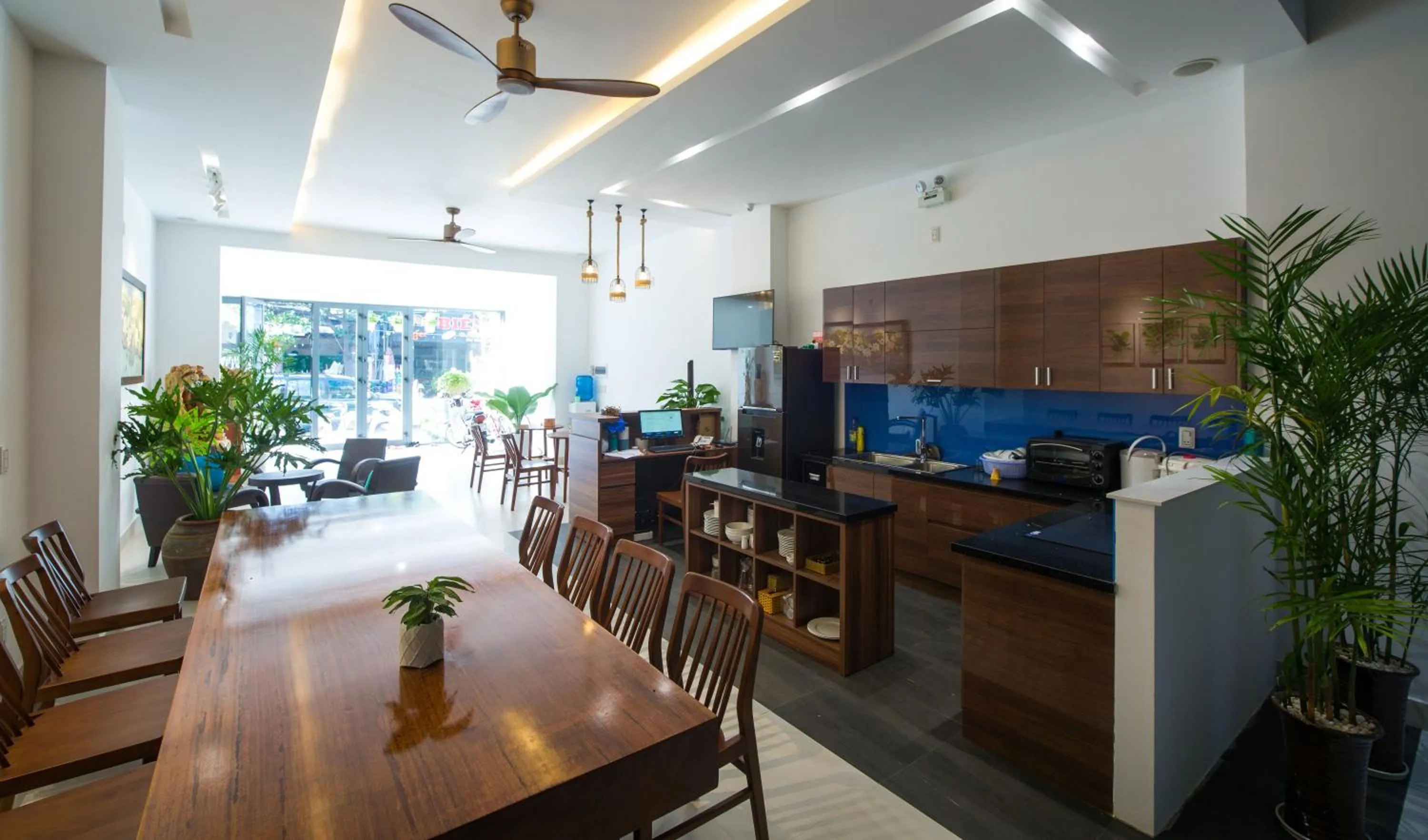 Communal lounge/ TV room in La An Homestay