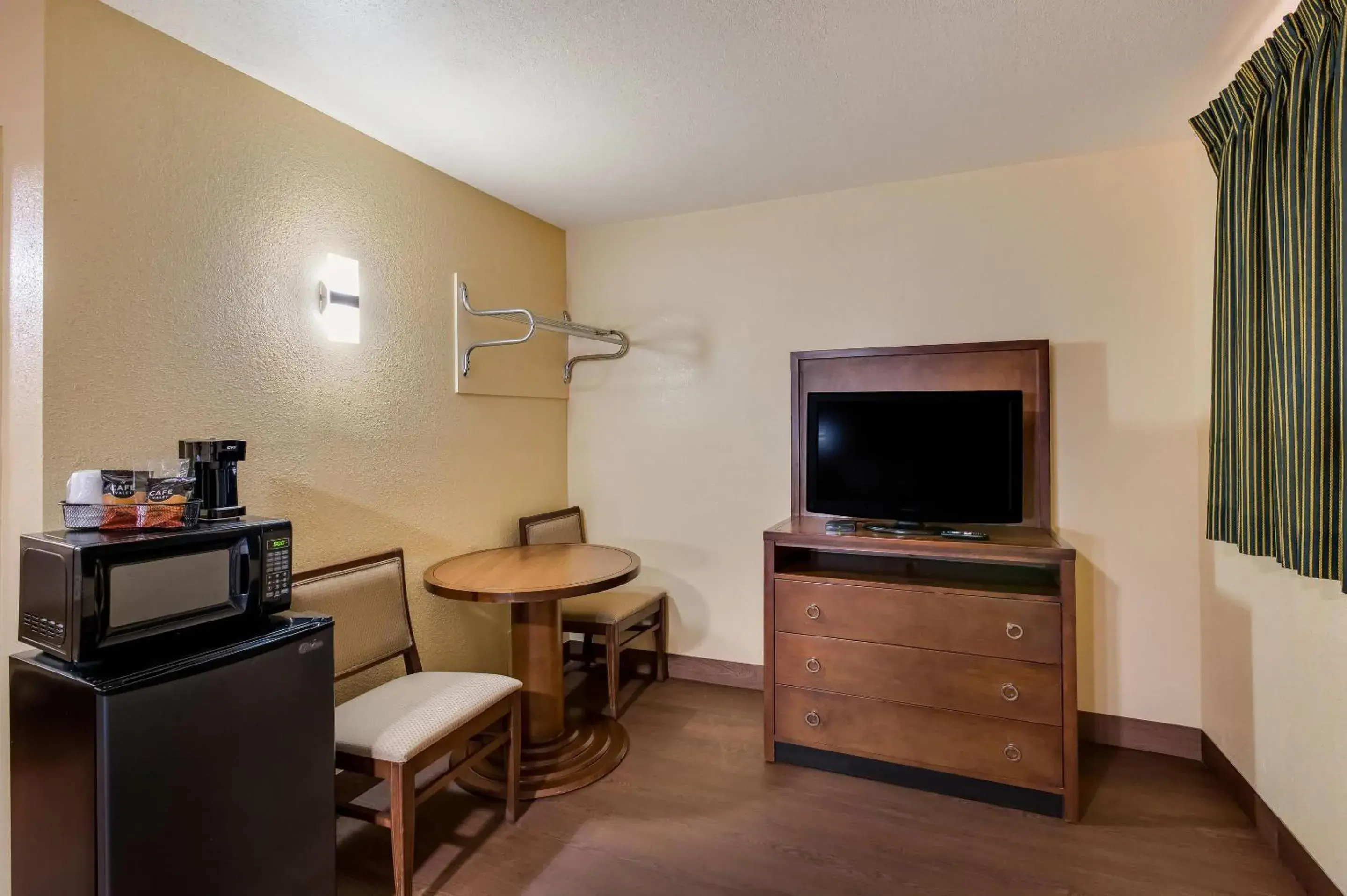 Bedroom in Rodeway Inn & Suites New Orleans East Bedroom in Rodeway Inn & Suites New Orleans East