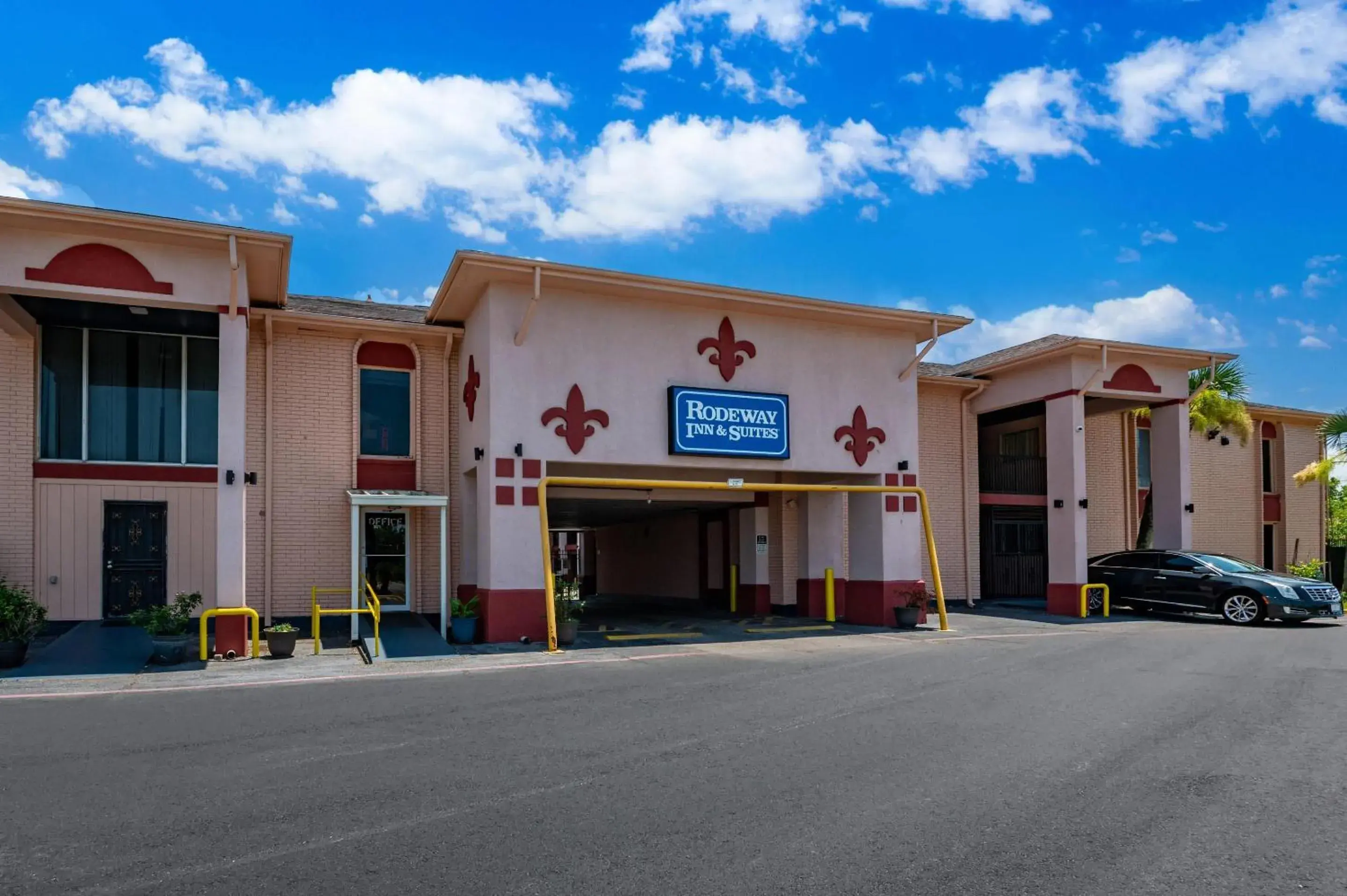 Property building in Rodeway Inn & Suites New Orleans East Property building in Rodeway Inn & Suites New Orleans East