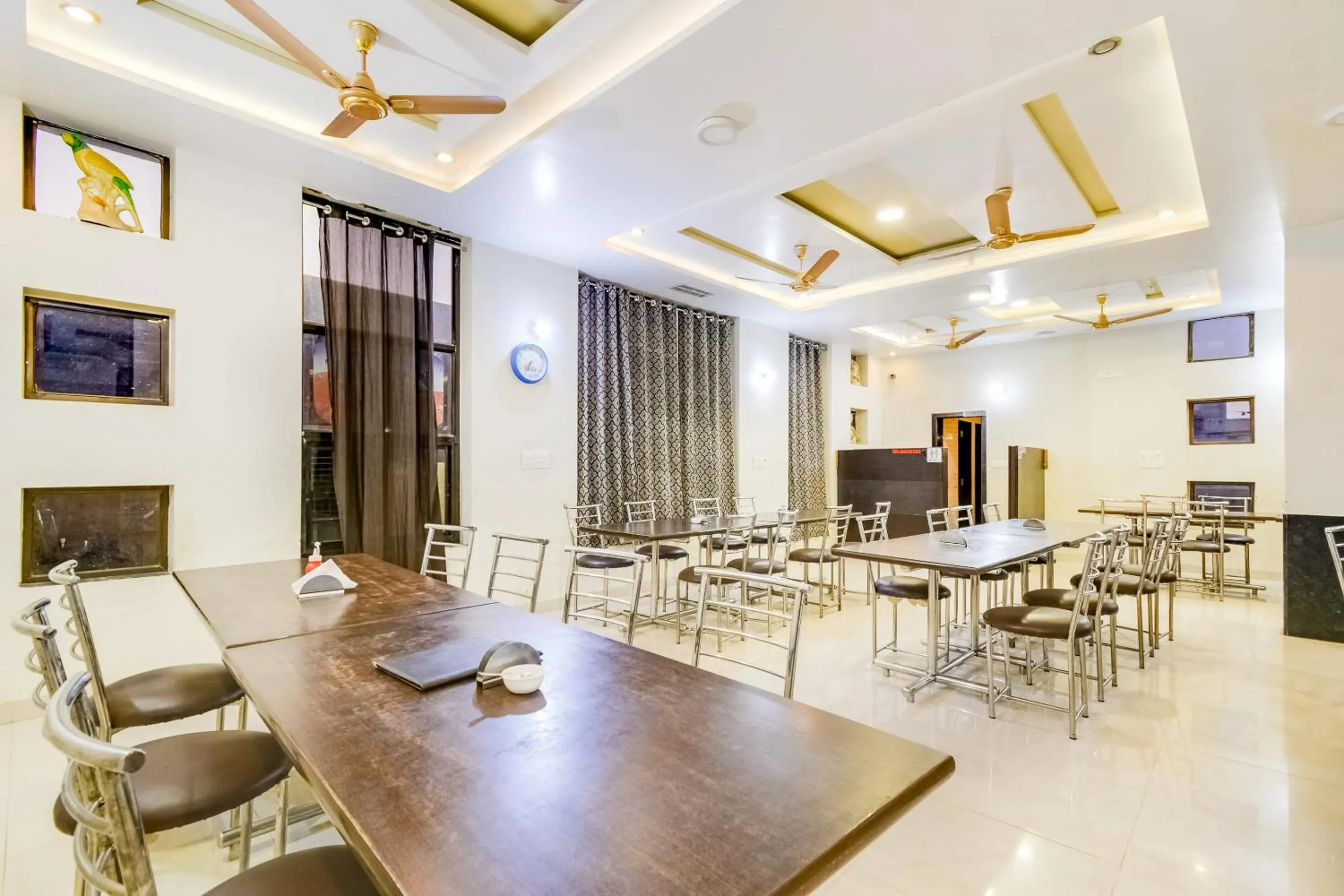 Restaurant/places to eat in Hotel O The Thar Mid Way Hotel And Restaurant