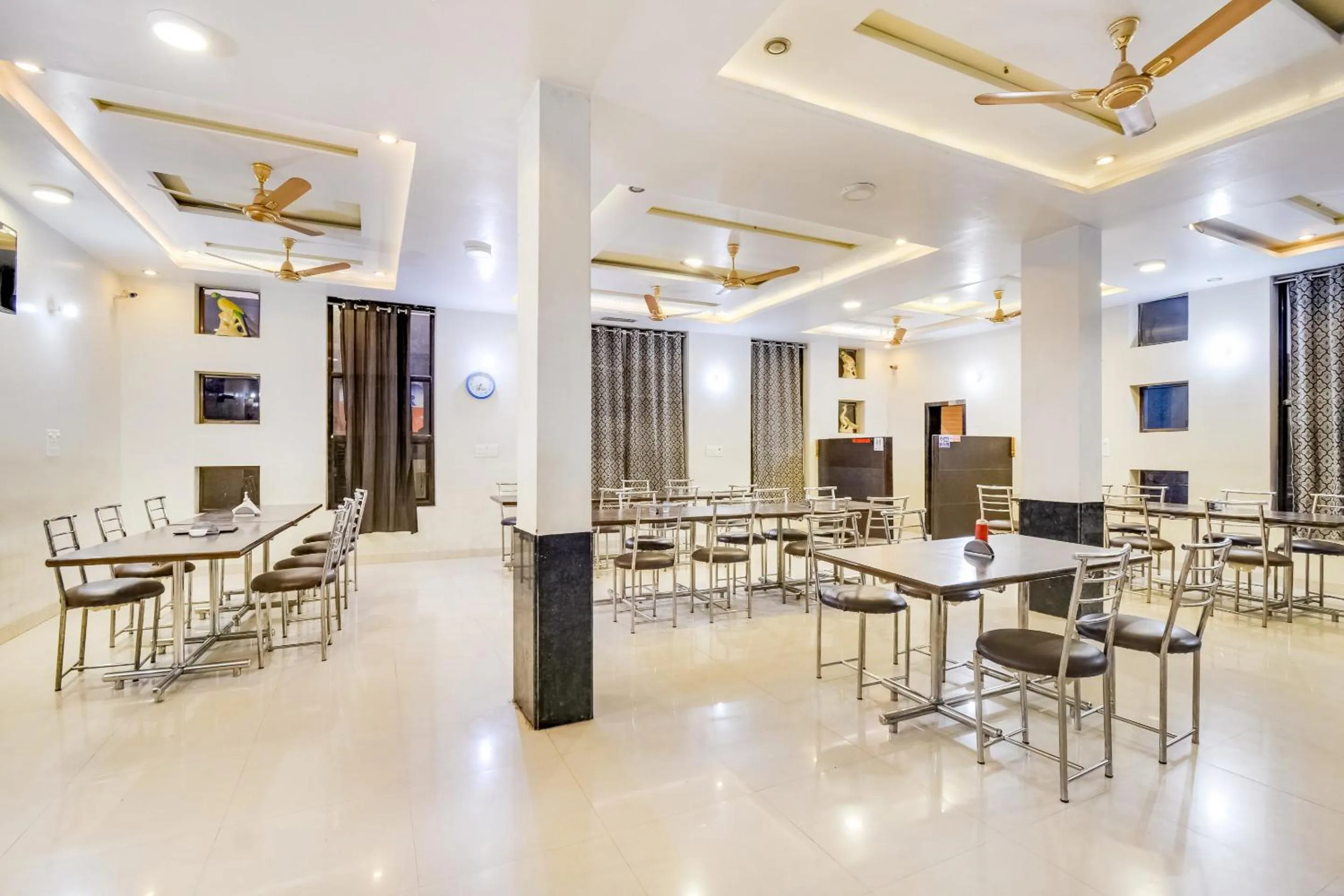 Restaurant/places to eat in Hotel O The Thar Mid Way Hotel And Restaurant