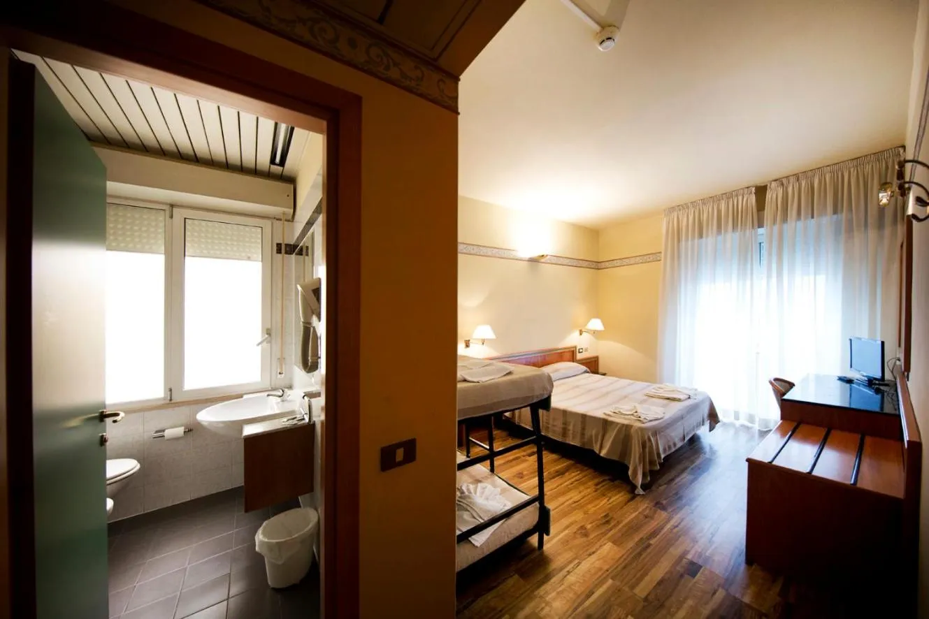 bunk bed, Bed in Hotel Marina Bay