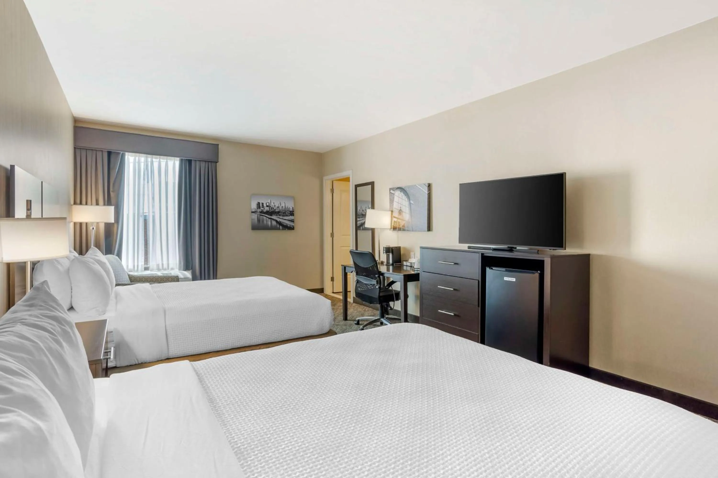 Bedroom, Bed in Best Western Plus Philadelphia-Pennsauken Hotel