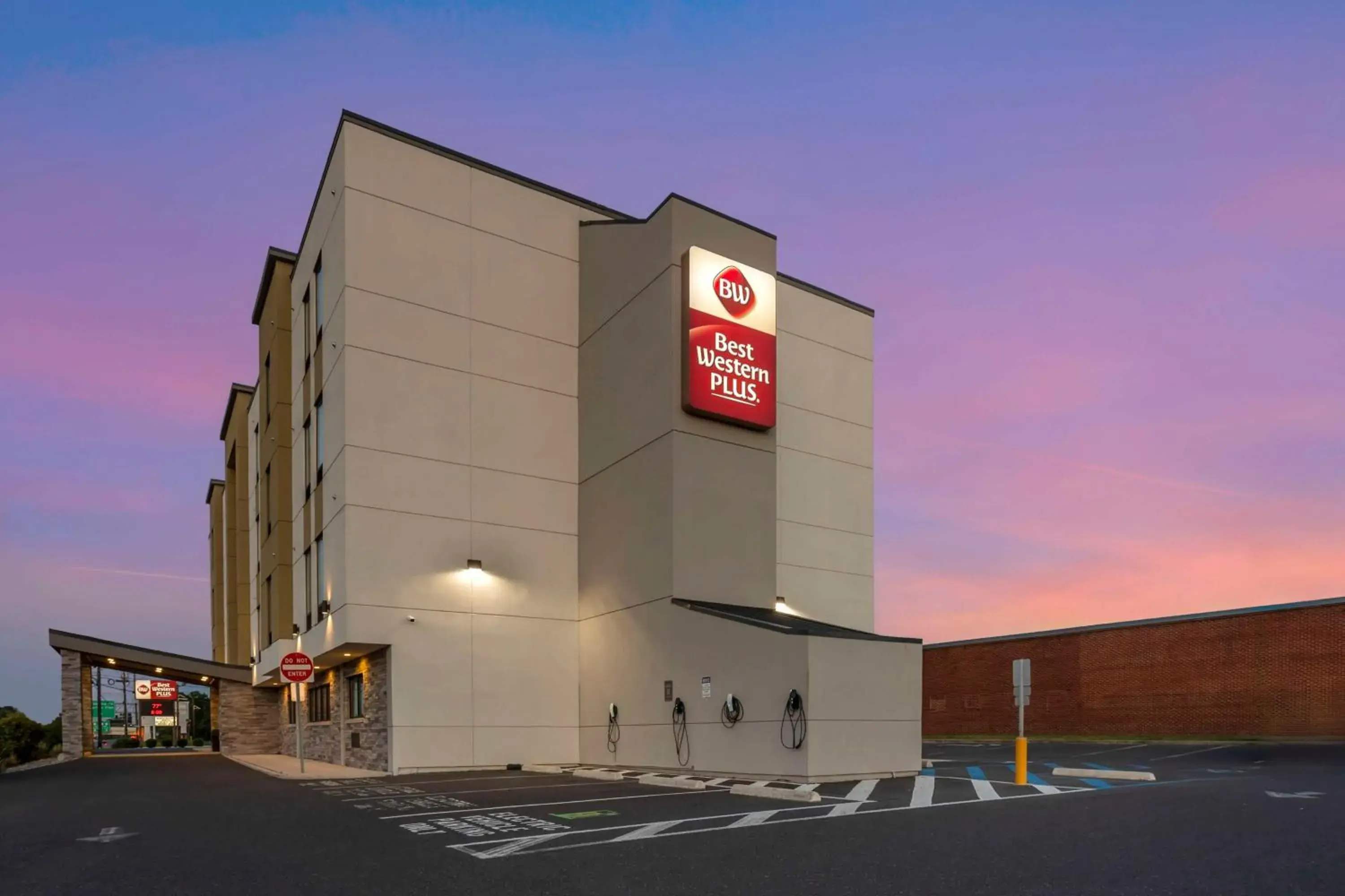 Property building in Best Western Plus Philadelphia-Pennsauken Hotel Property building in Best Western Plus Philadelphia-Pennsauken Hotel