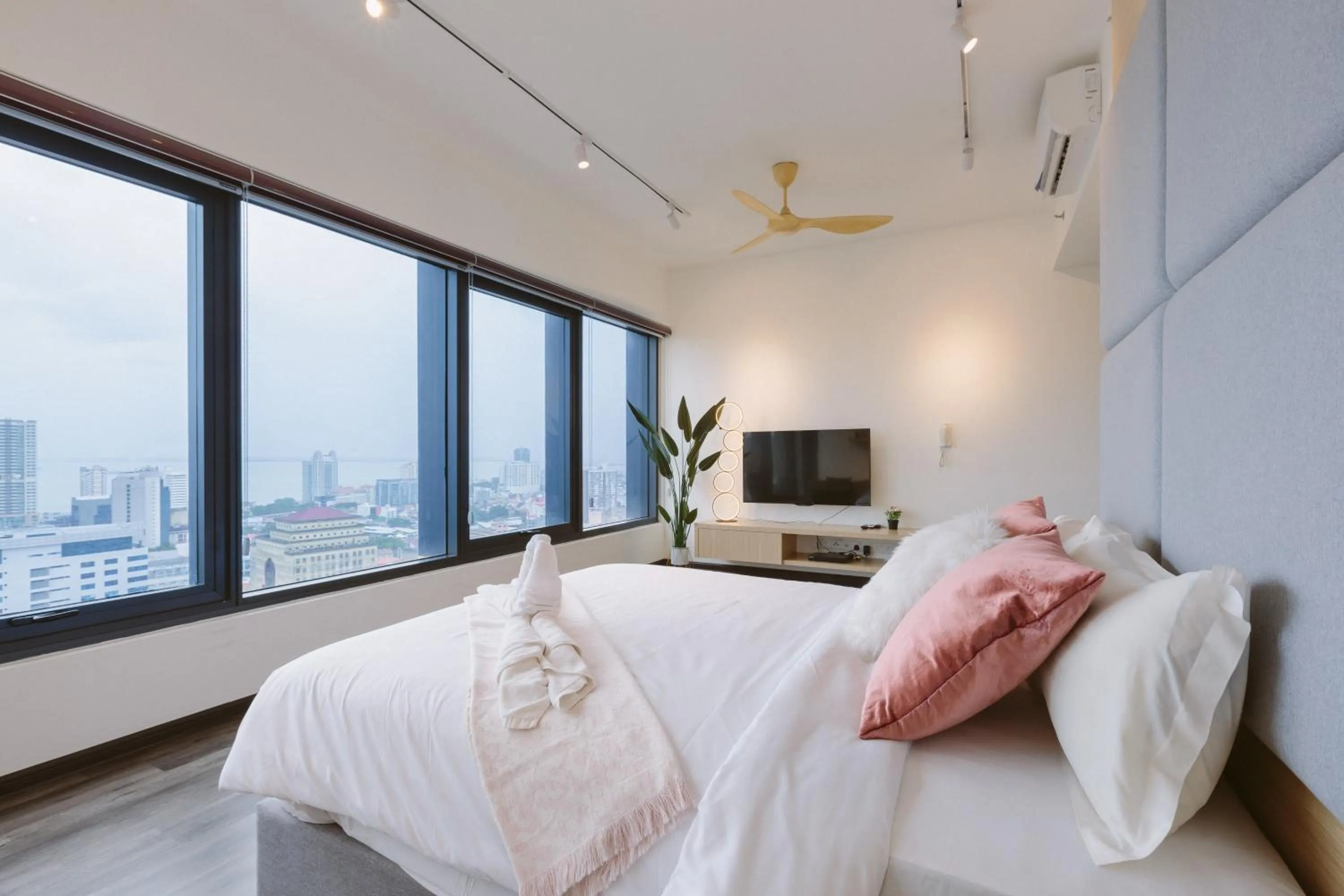 Bed in Tropicana 218 Macalister