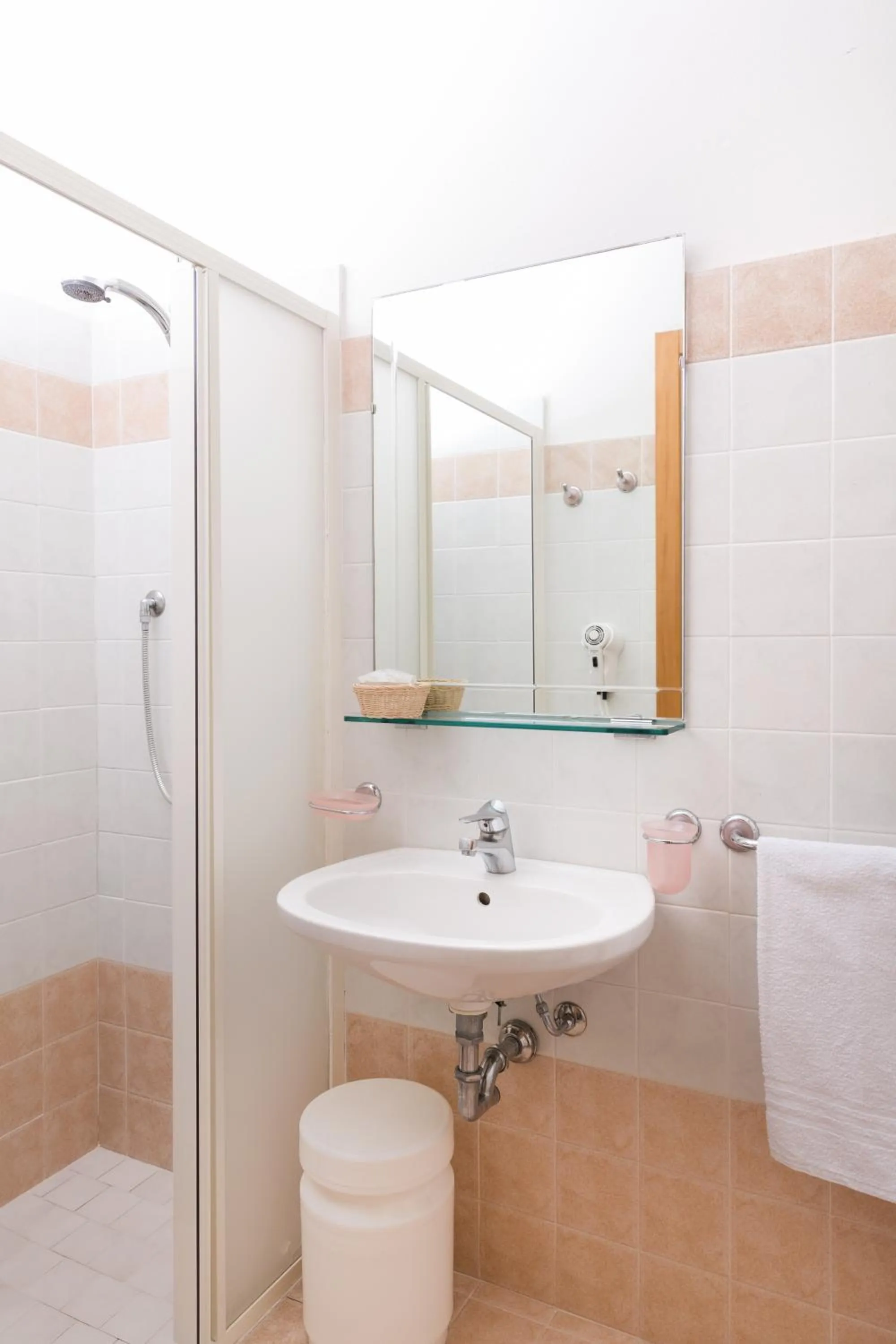 Shower in Hotel Letizia