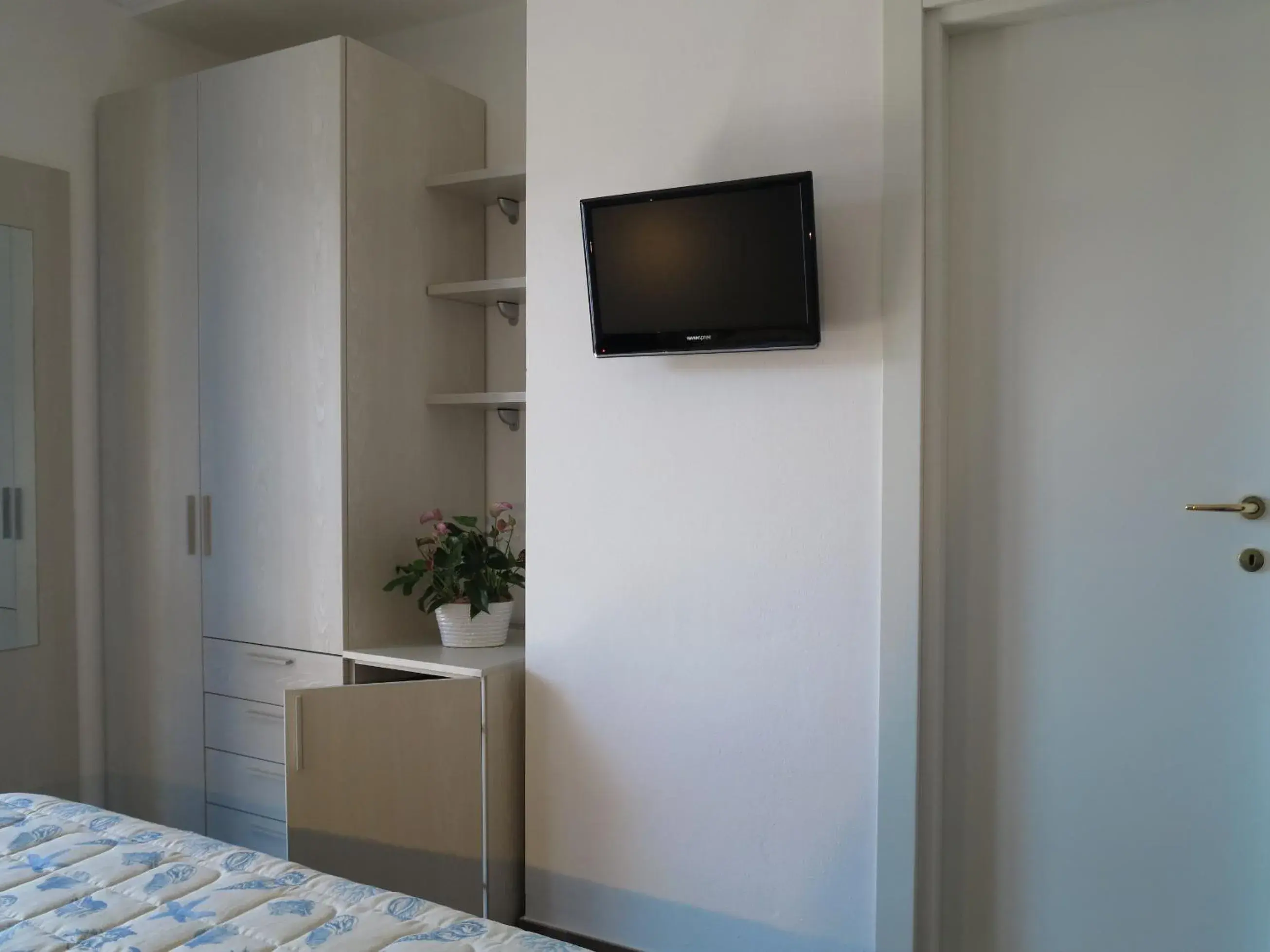 Day, TV/Entertainment Center in Hotel Letizia