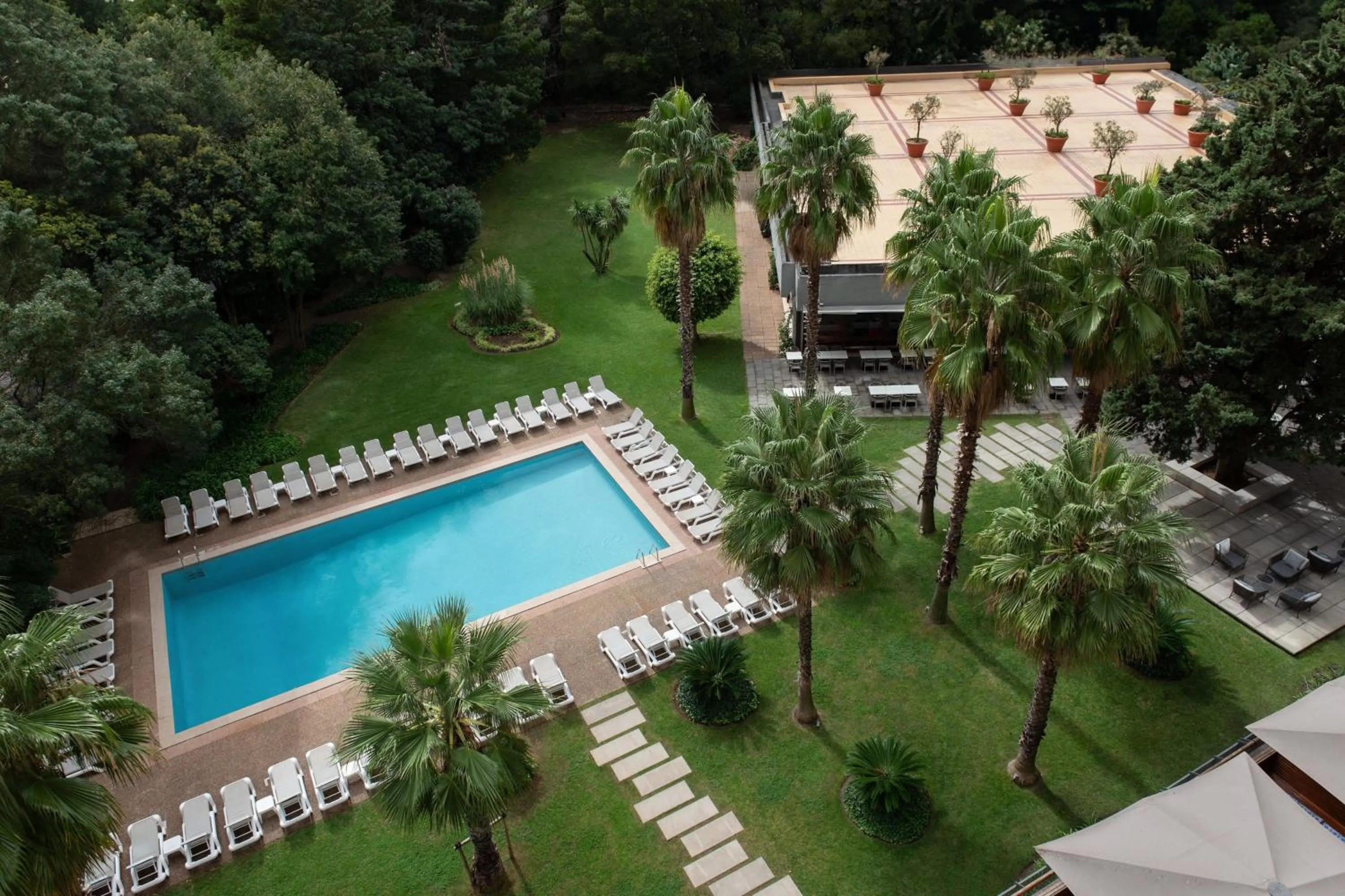 Swimming pool in Lisbon Marriott Hotel