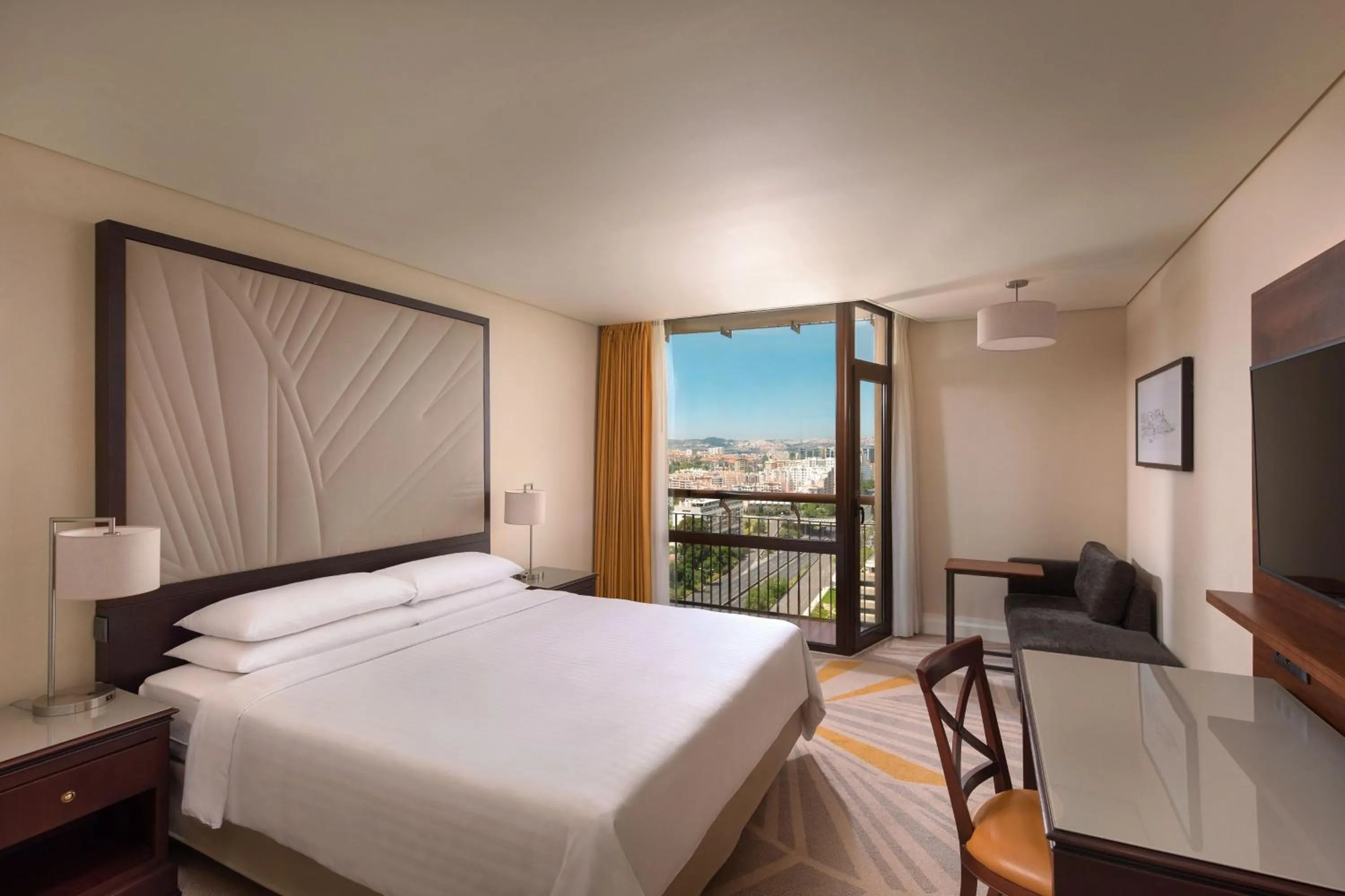 Bedroom, Bed in Lisbon Marriott Hotel