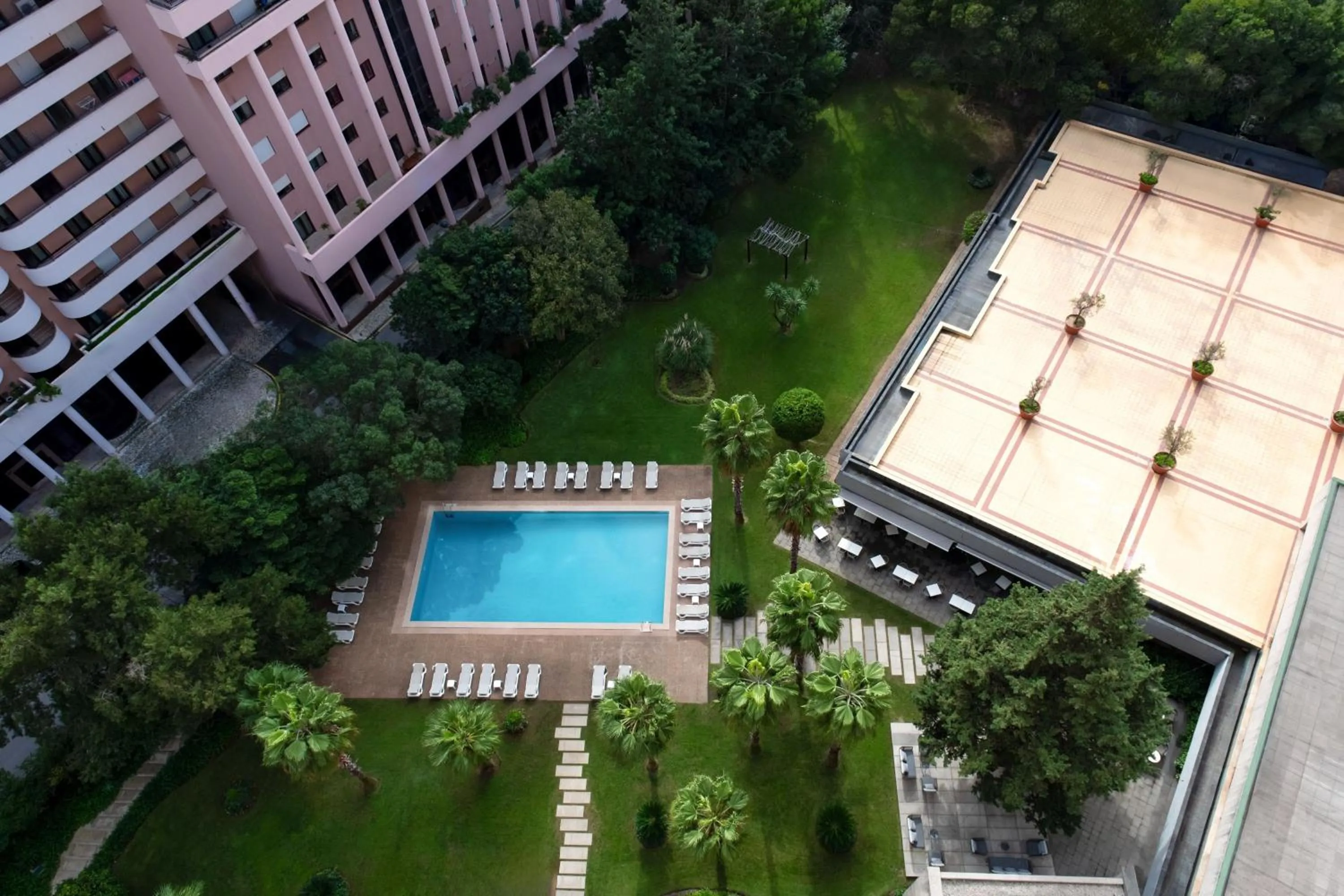 Swimming pool in Lisbon Marriott Hotel