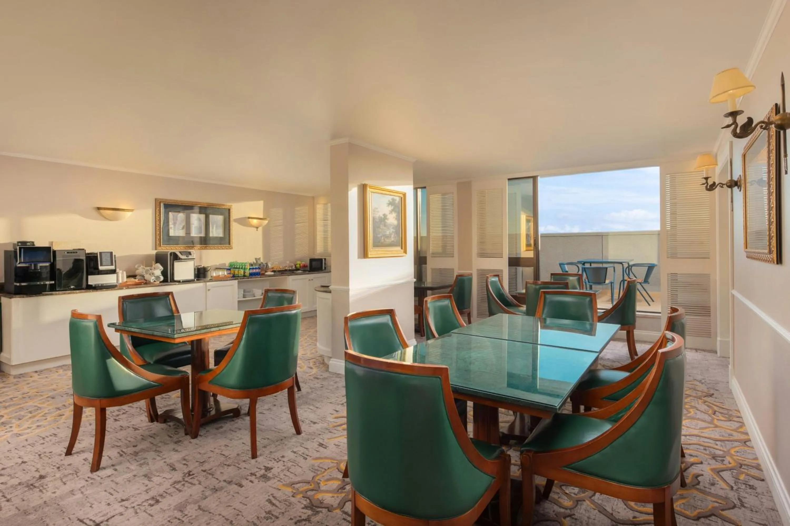 Lounge or bar in Lisbon Marriott Hotel