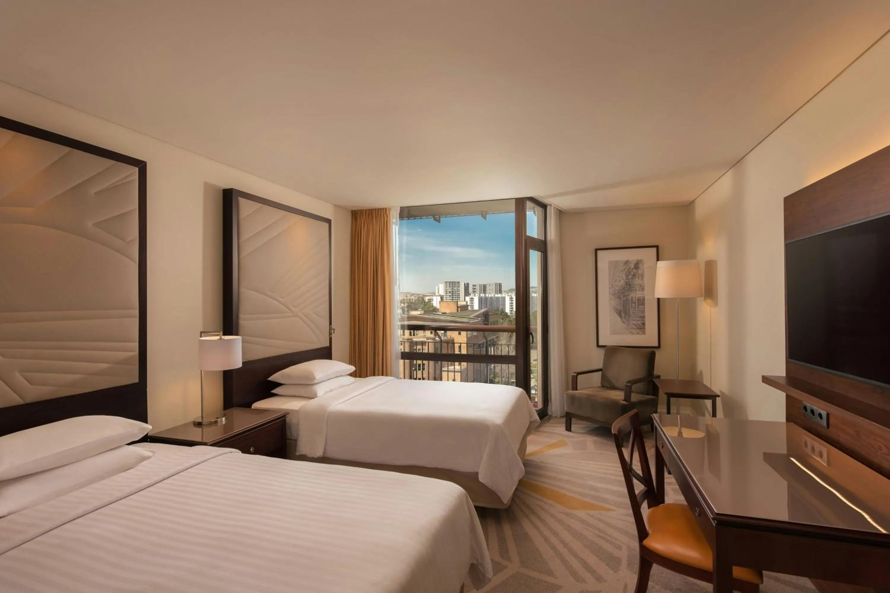 Photo of the whole room, Bed in Lisbon Marriott Hotel