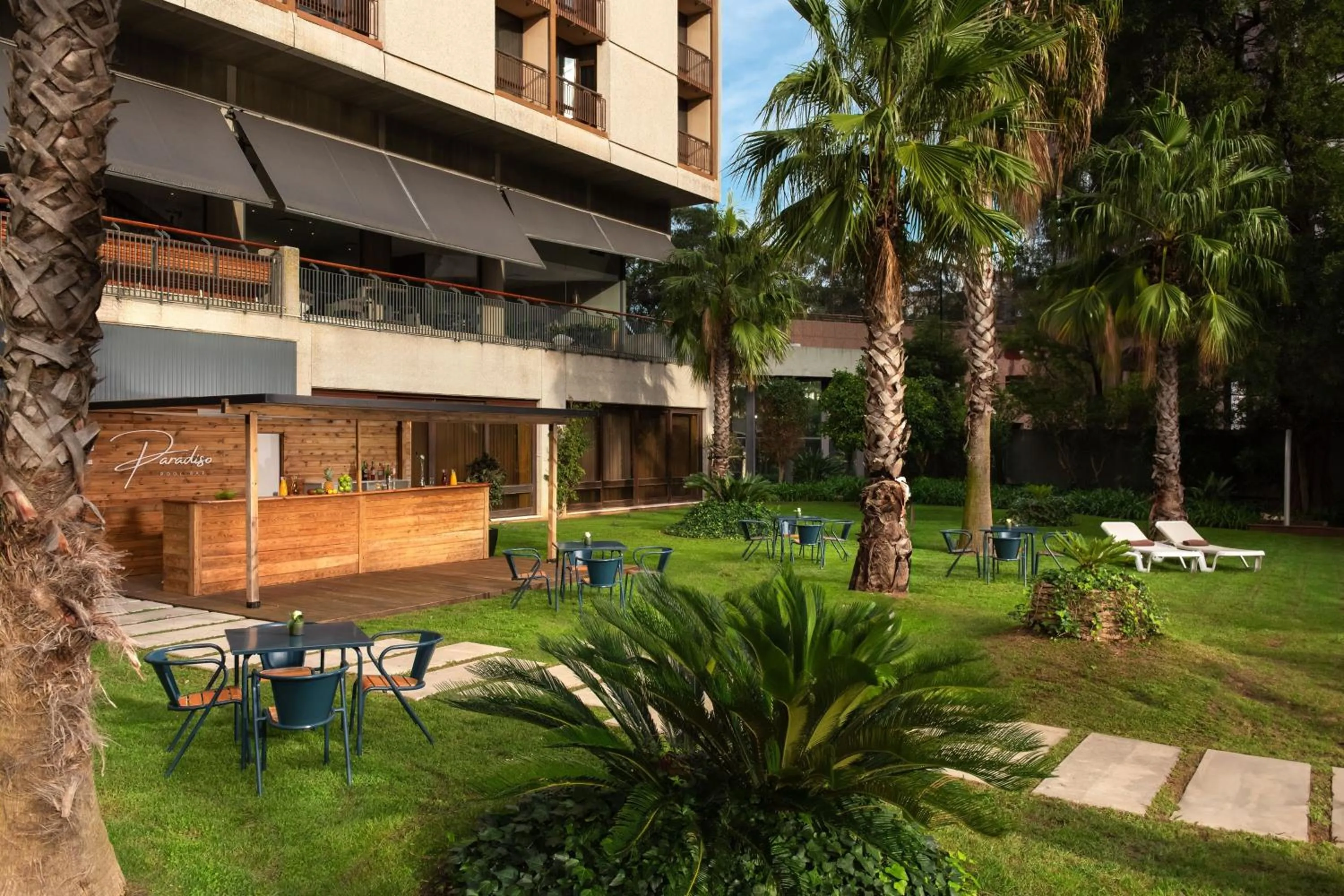 Swimming pool in Lisbon Marriott Hotel