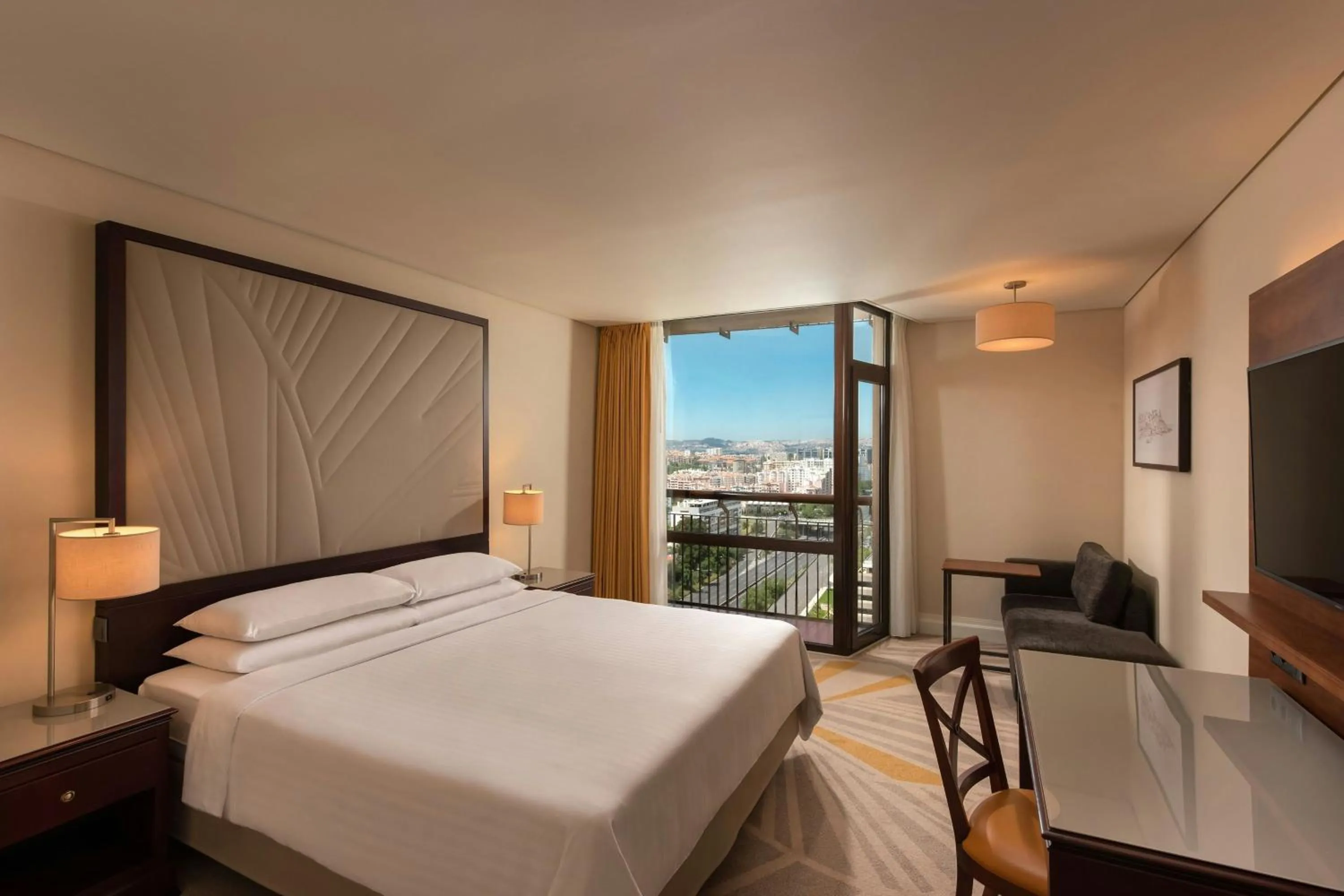 Photo of the whole room, Bed in Lisbon Marriott Hotel