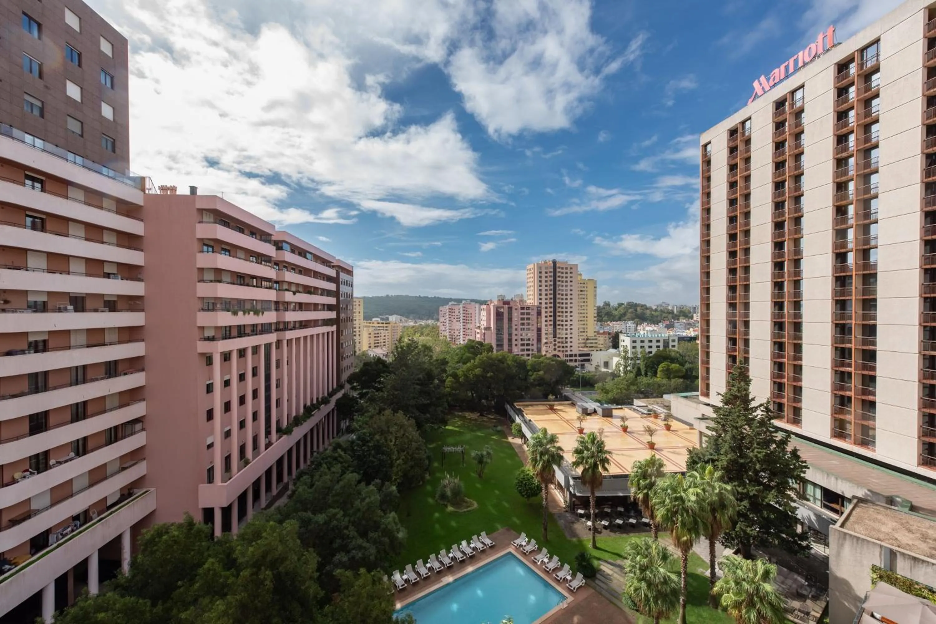 Photo of the whole room in Lisbon Marriott Hotel