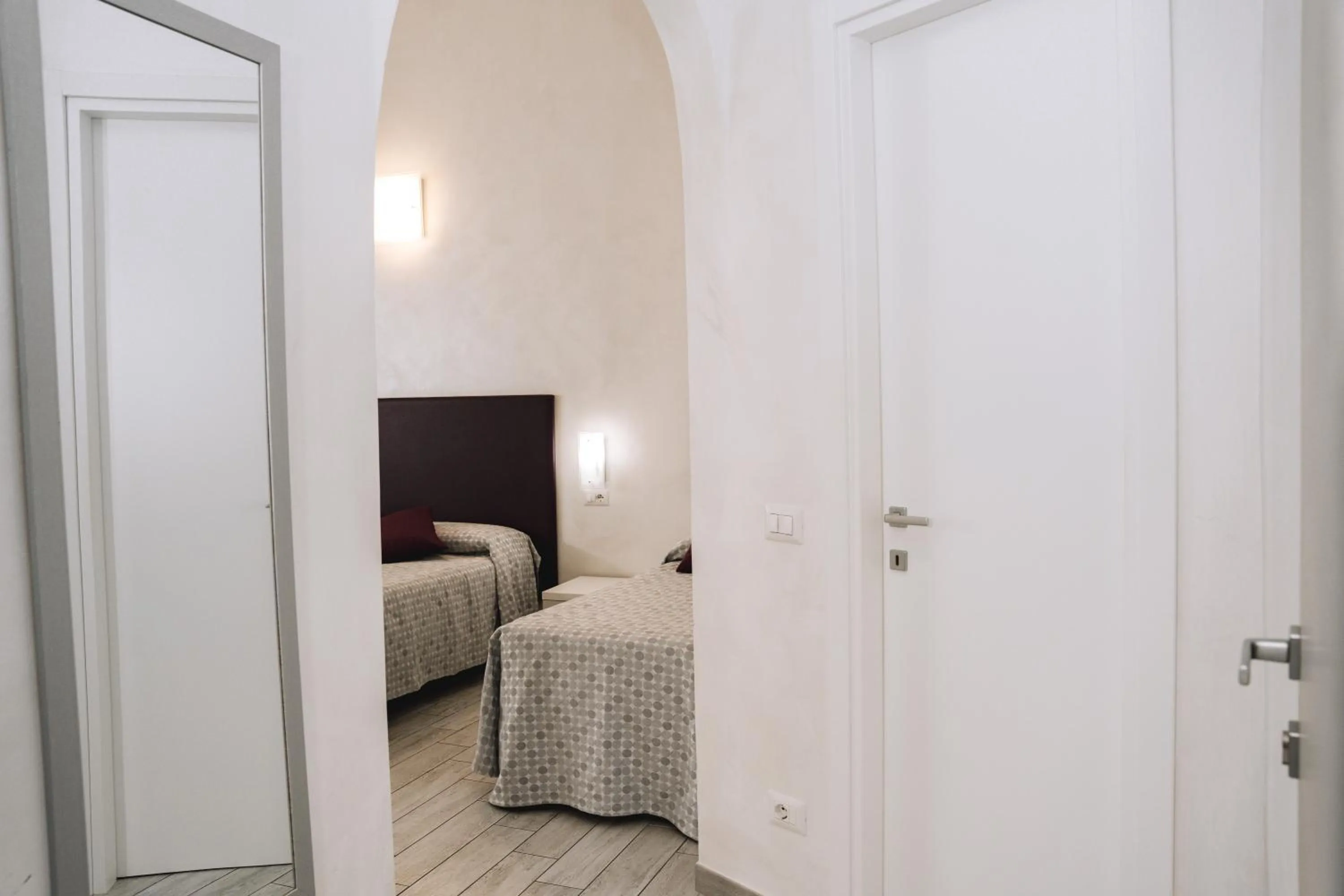 Photo of the whole room, Bed in 47 Steps