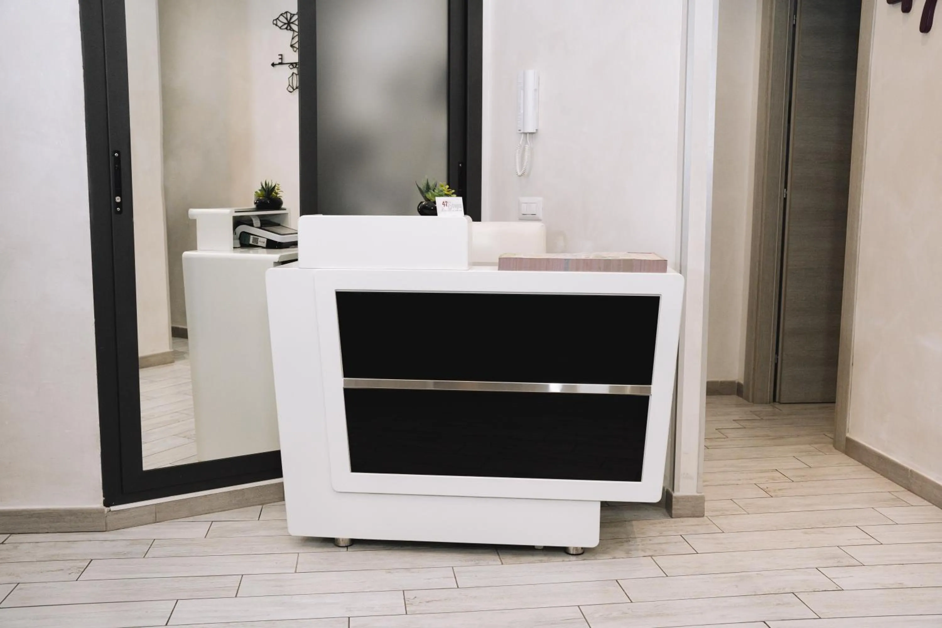 Lobby or reception in 47 Steps