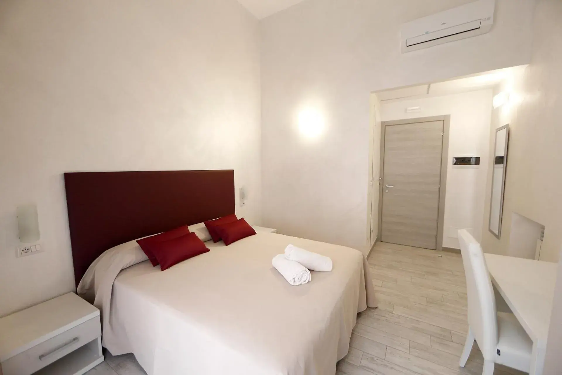 Photo of the whole room, Bed in 47 Steps Photo of the whole room, Bed in 47 Steps