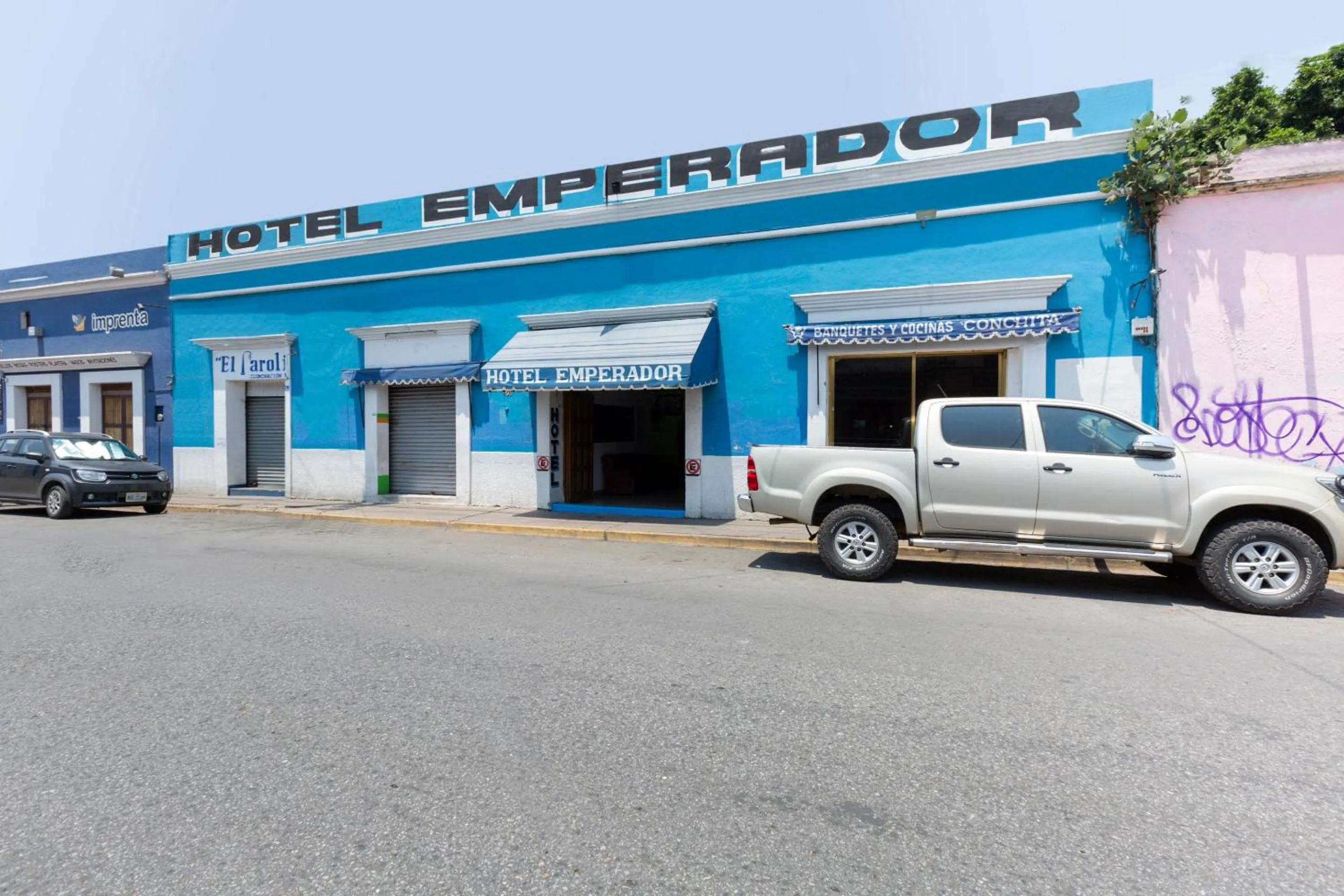 Facade/entrance in OYO Hotel Emperador, Oaxaca