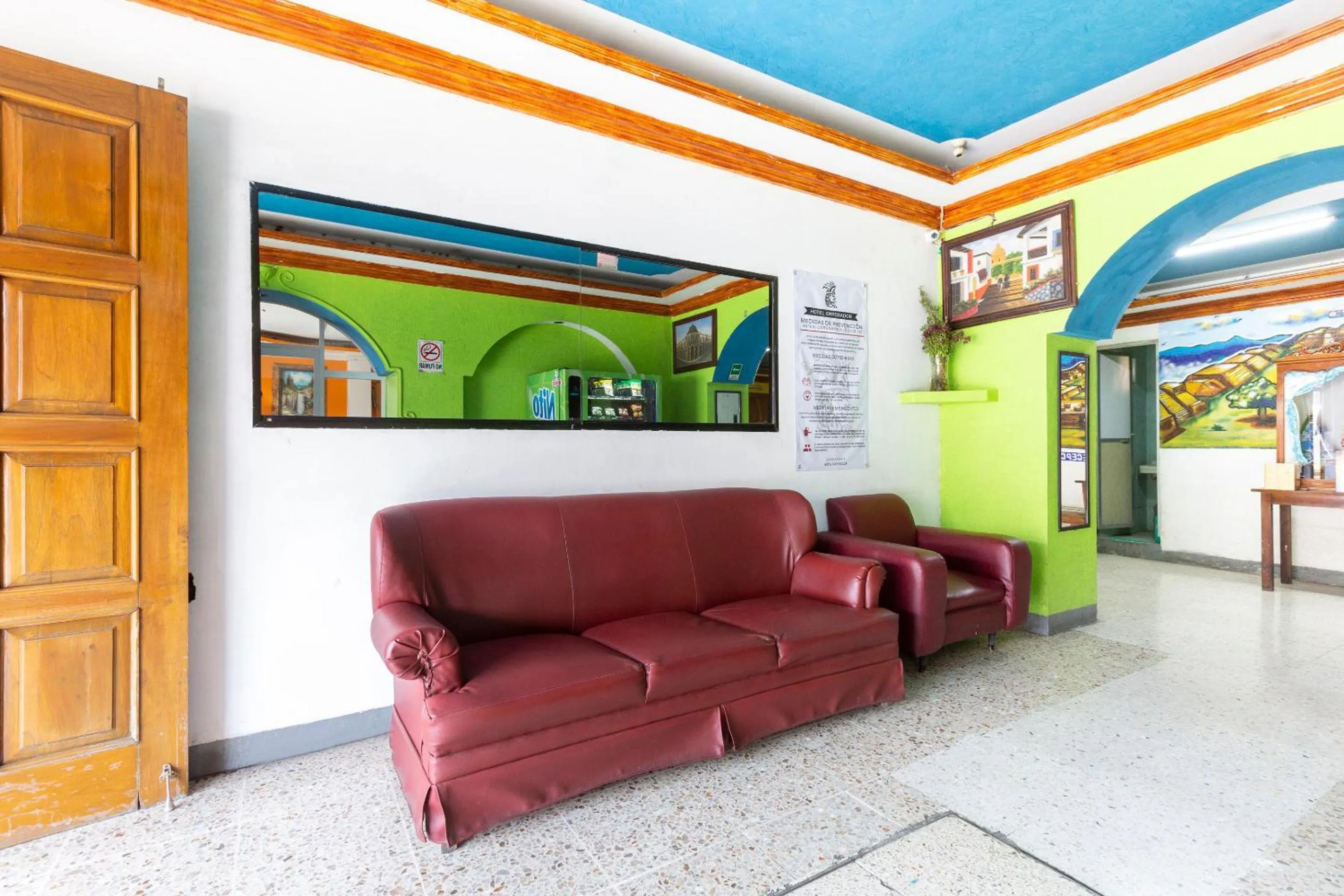 Lobby or reception in OYO Hotel Emperador, Oaxaca