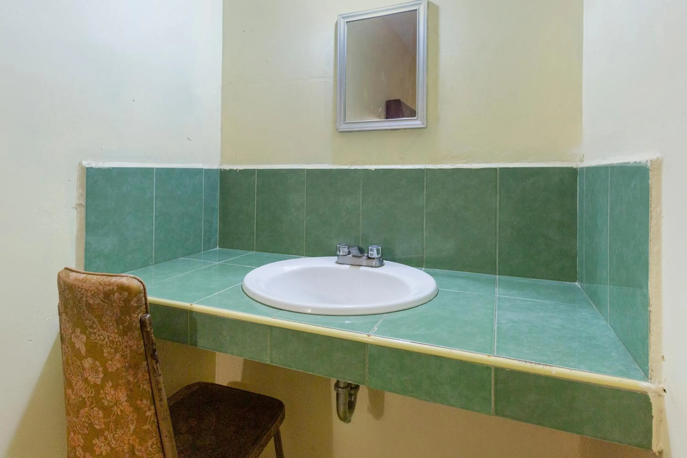 Bathroom in OYO Hotel Emperador, Oaxaca