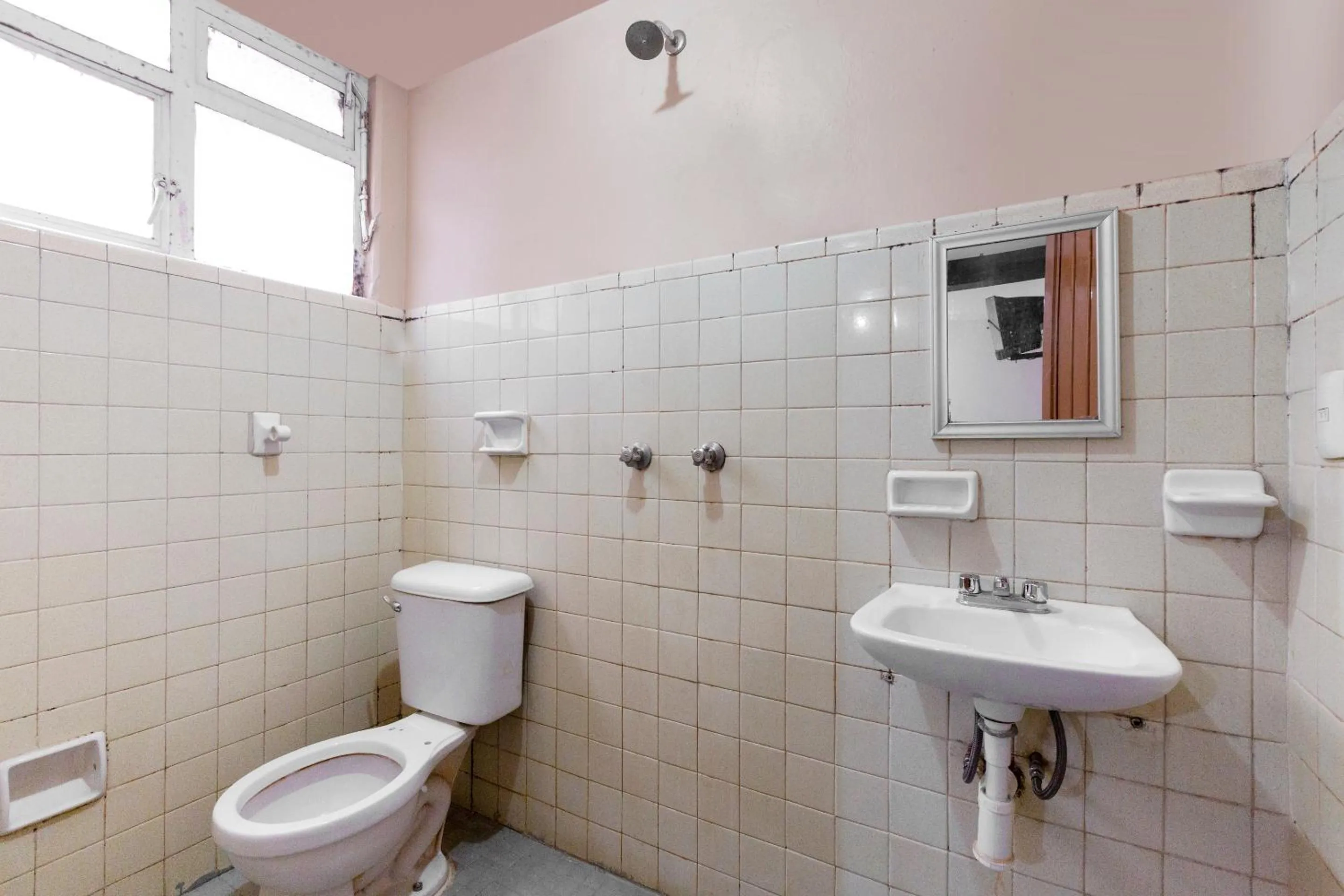 Bathroom in OYO Hotel Emperador, Oaxaca