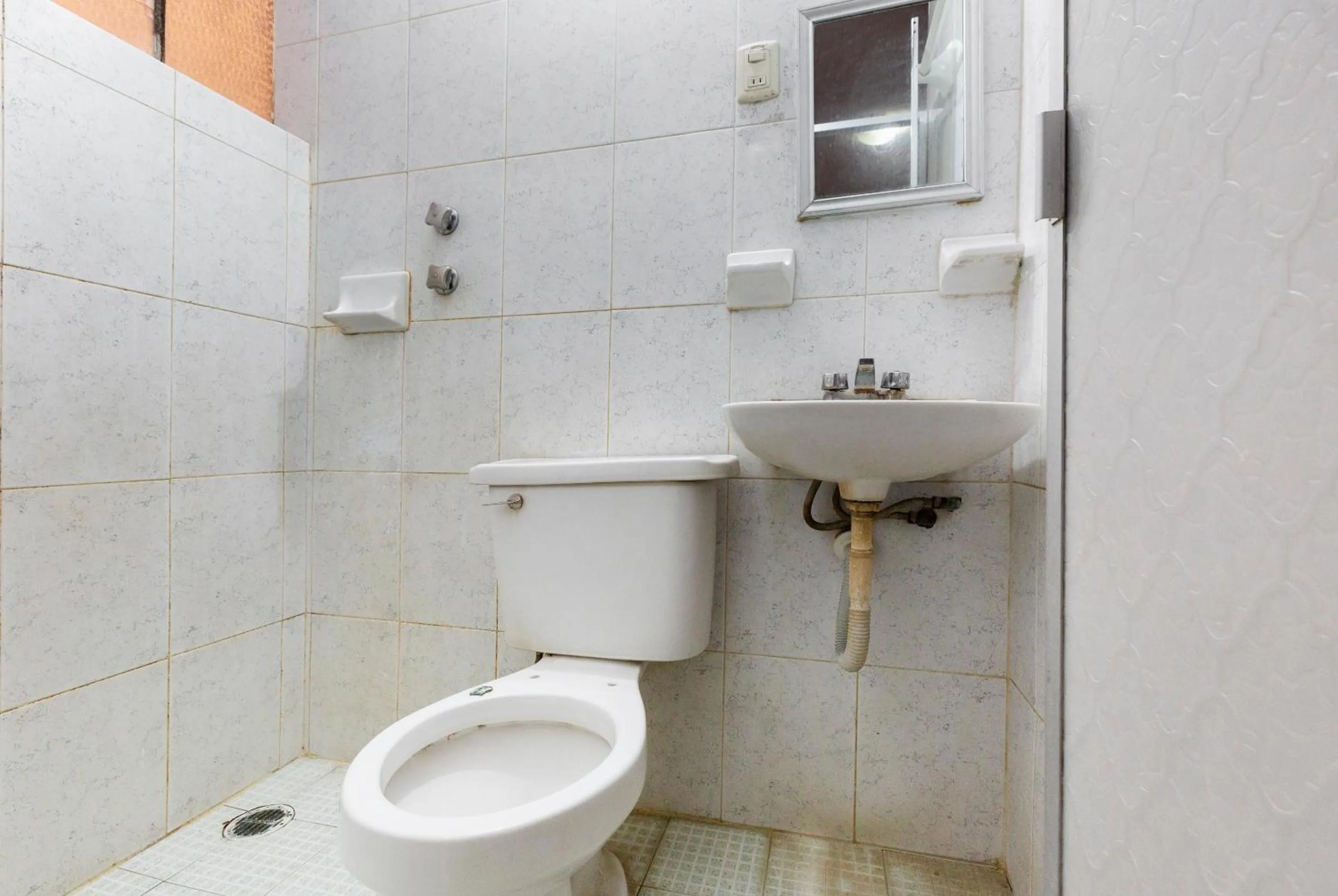 Bathroom in OYO Hotel Emperador, Oaxaca