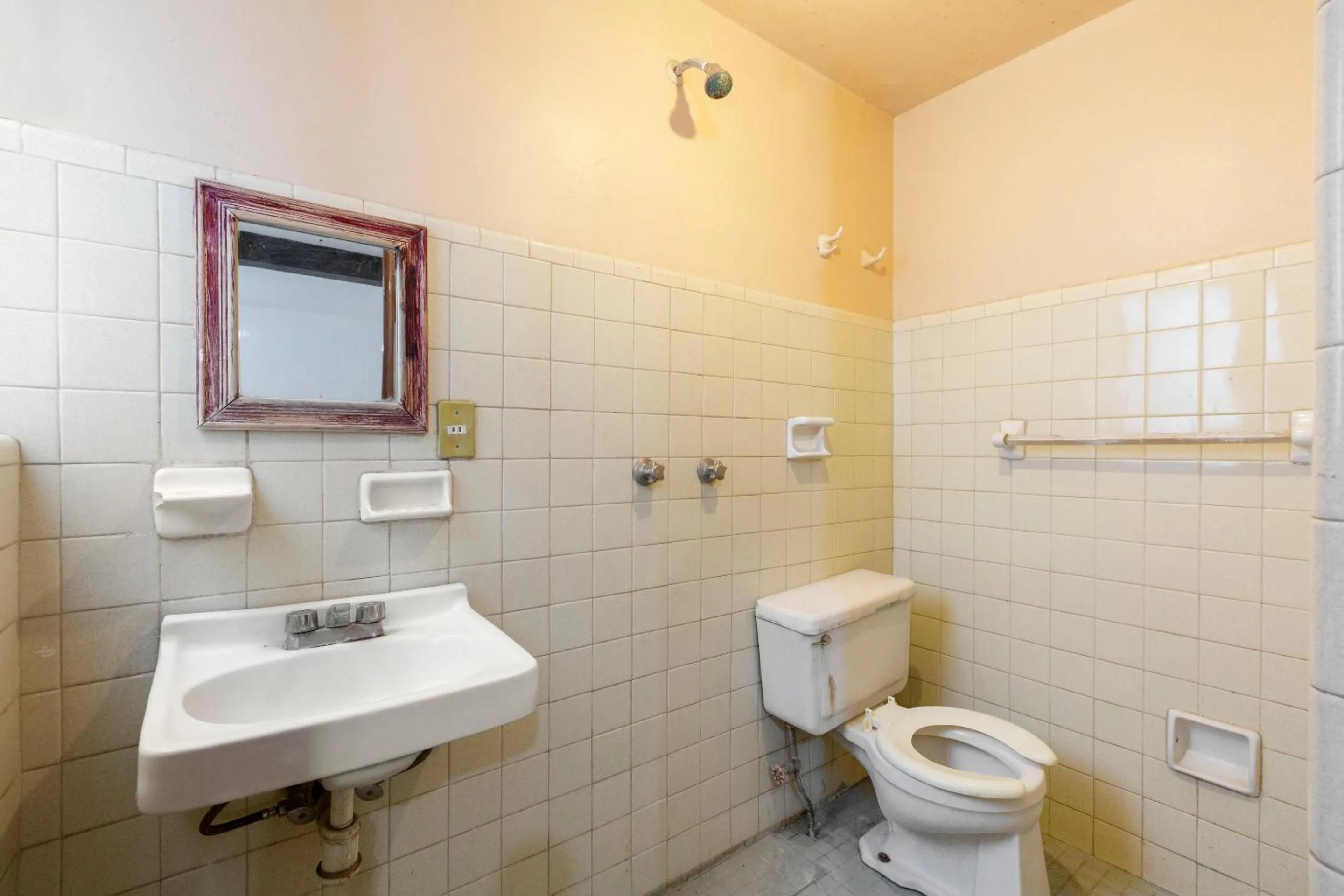 Bathroom in OYO Hotel Emperador, Oaxaca