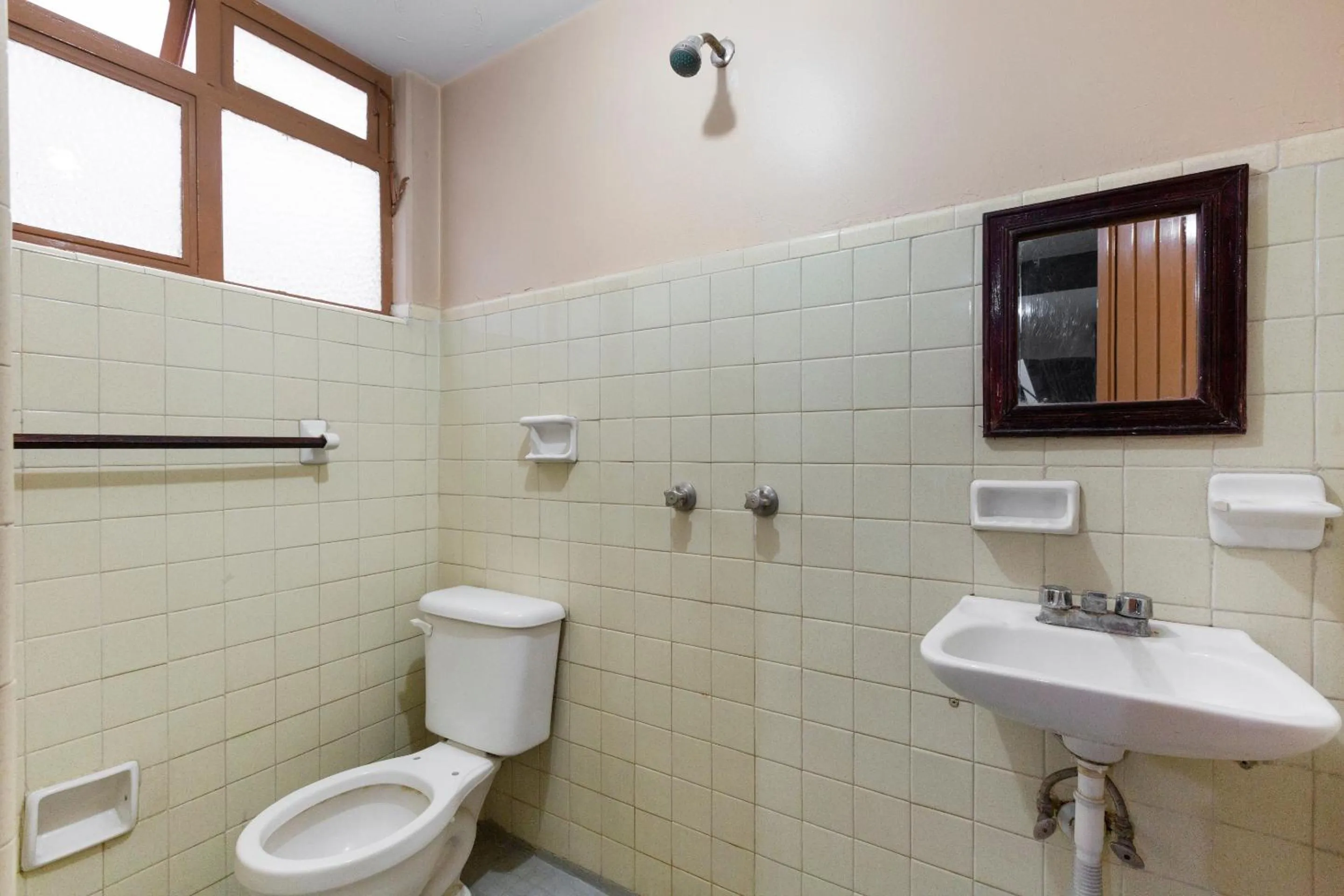 Bathroom in OYO Hotel Emperador, Oaxaca
