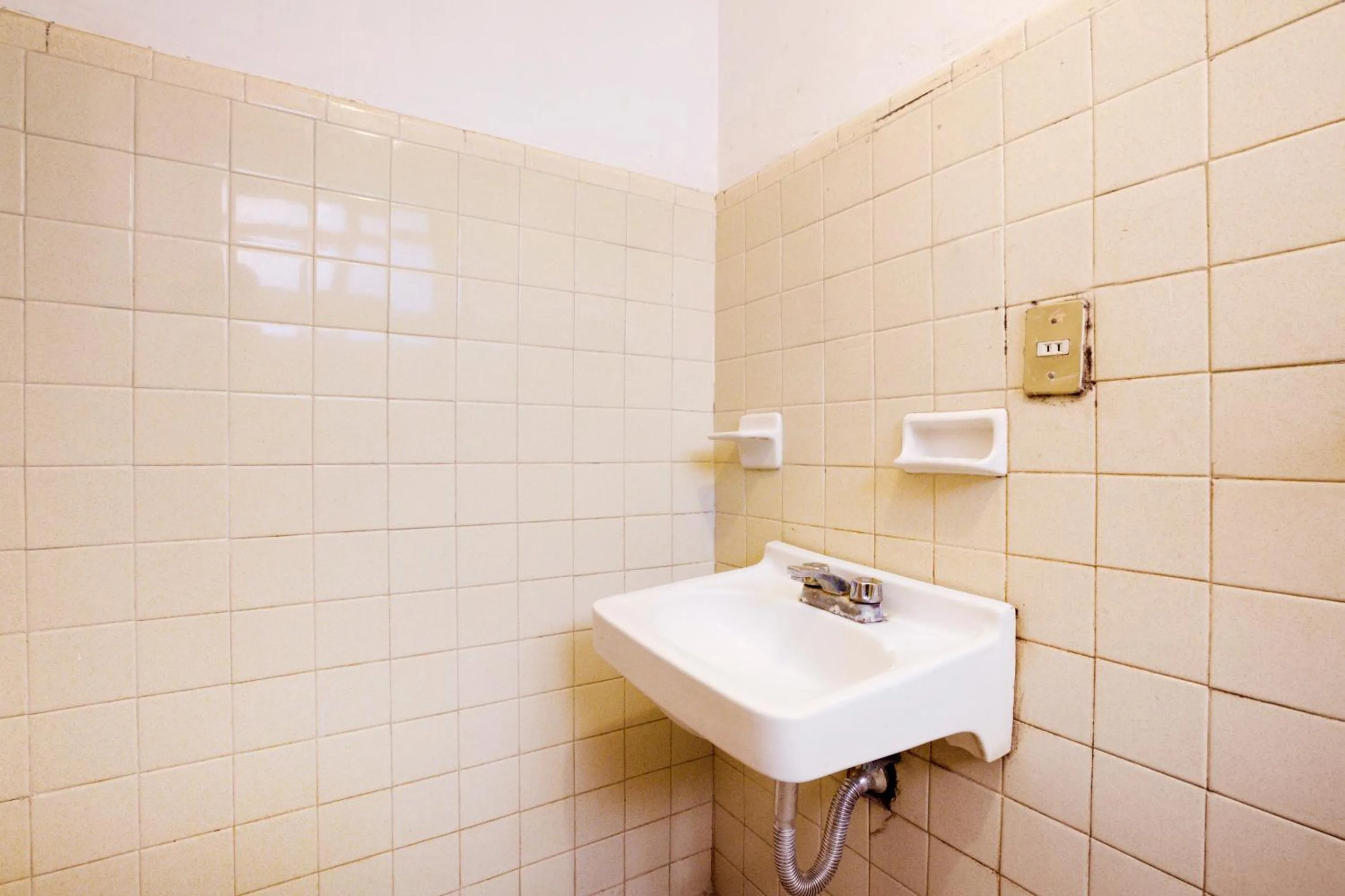 Bathroom in OYO Hotel Emperador, Oaxaca