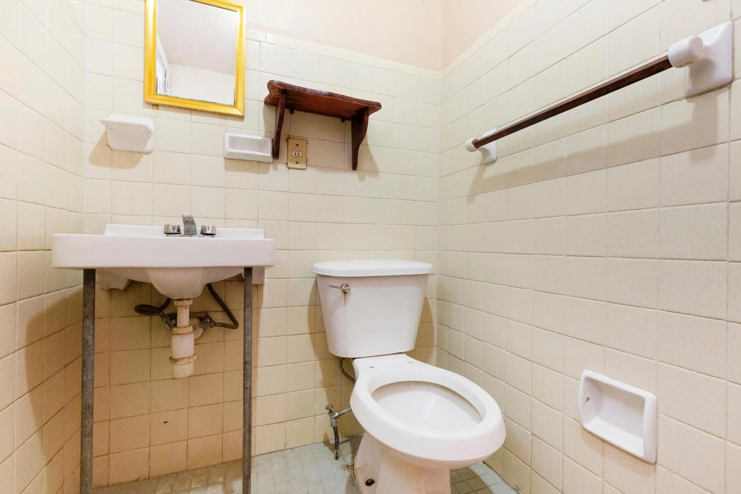 Bathroom in OYO Hotel Emperador, Oaxaca