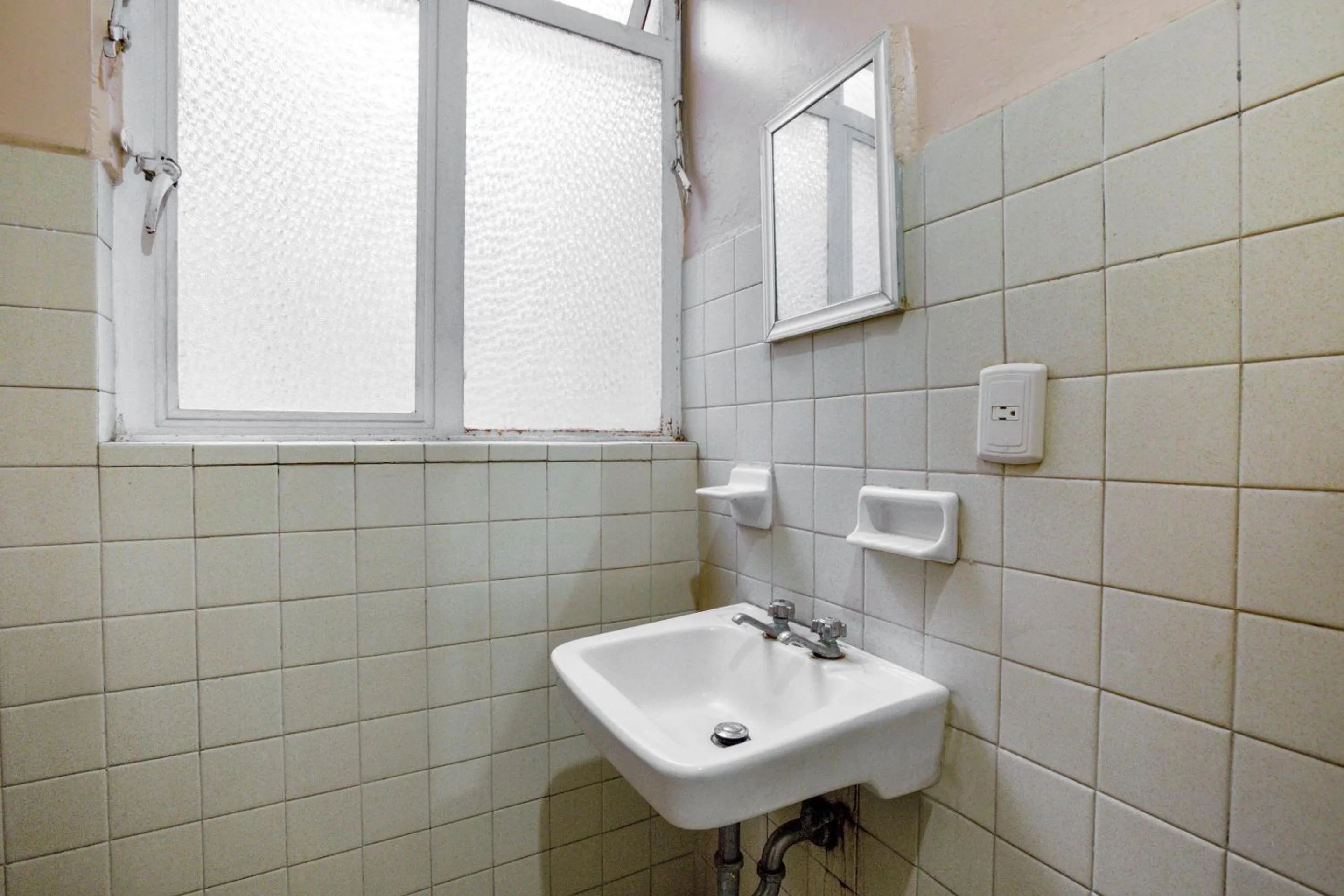 Bathroom in OYO Hotel Emperador, Oaxaca