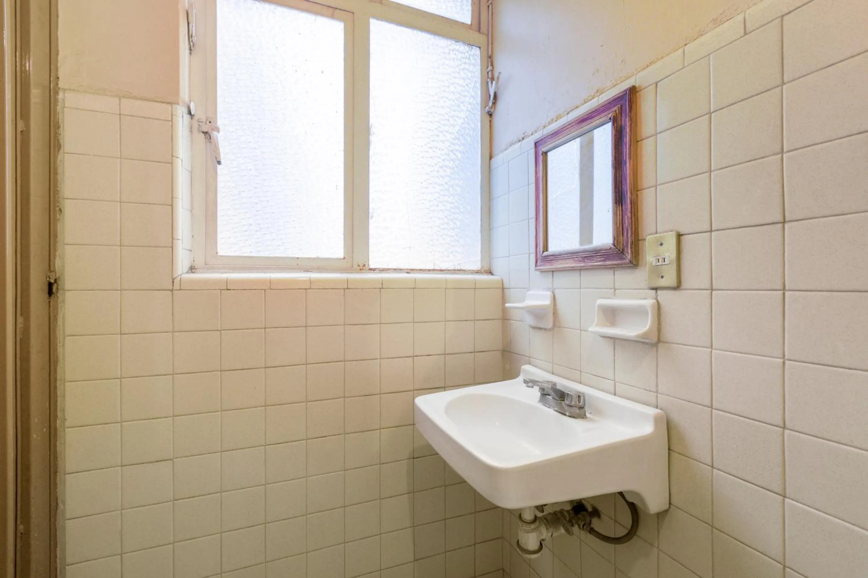Bathroom in OYO Hotel Emperador, Oaxaca