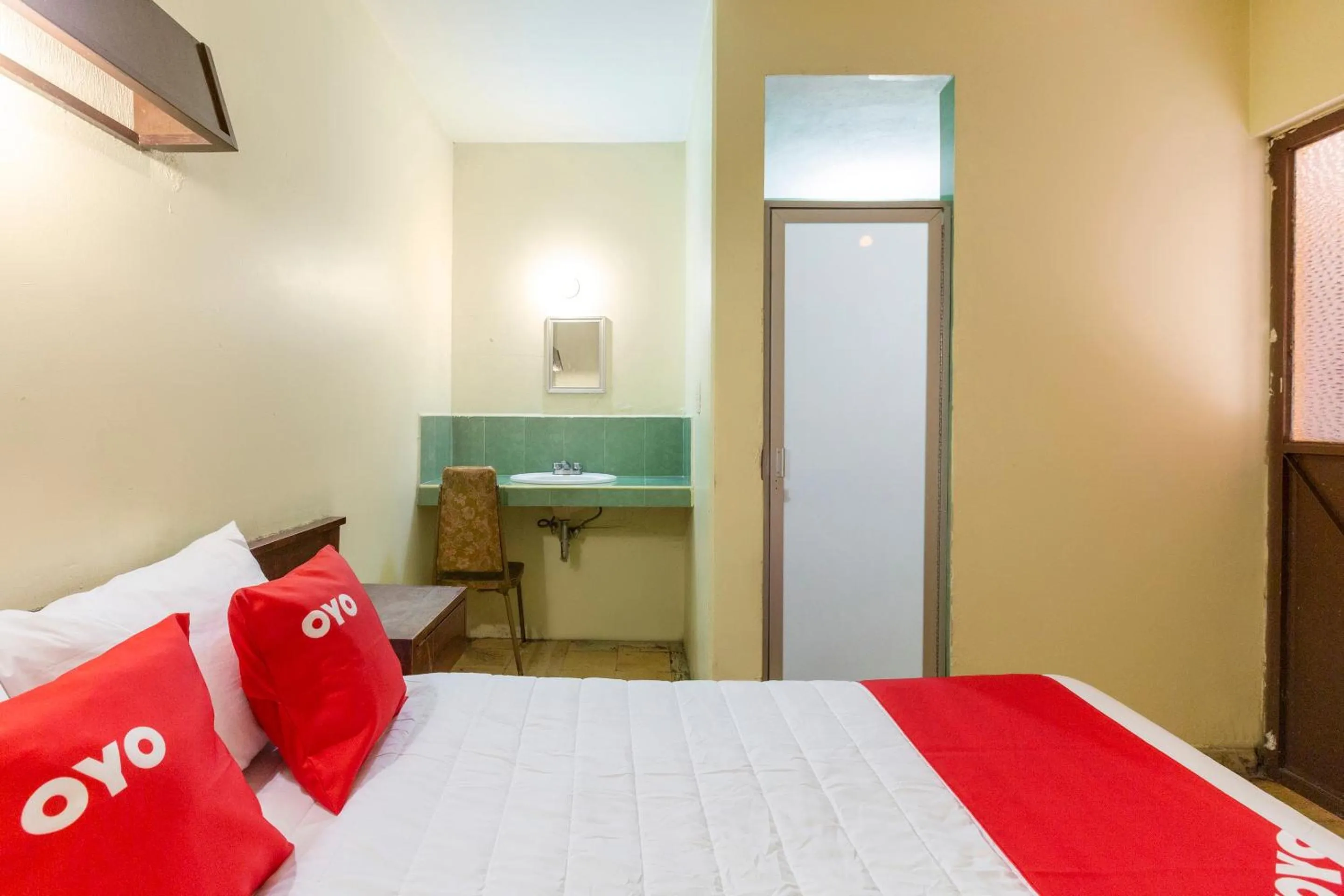 Bedroom, Bed in OYO Hotel Emperador, Oaxaca