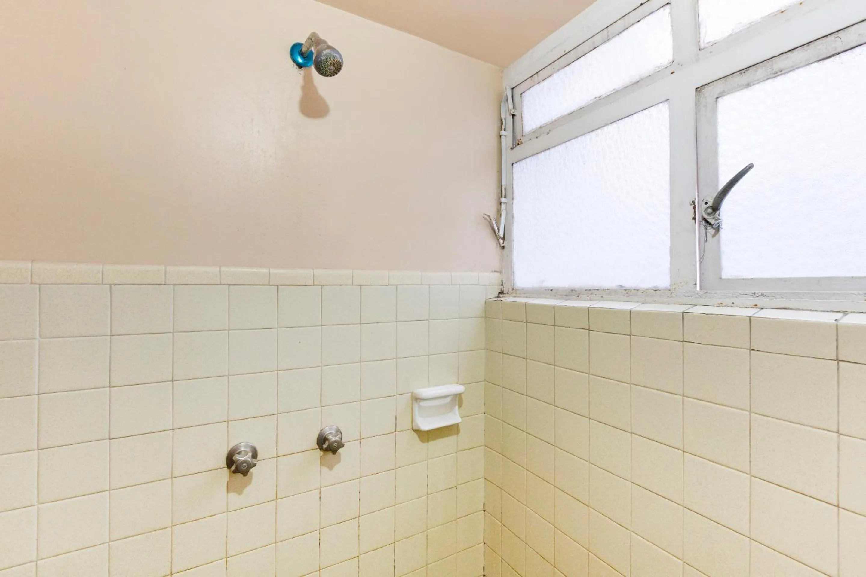 Bathroom in OYO Hotel Emperador, Oaxaca