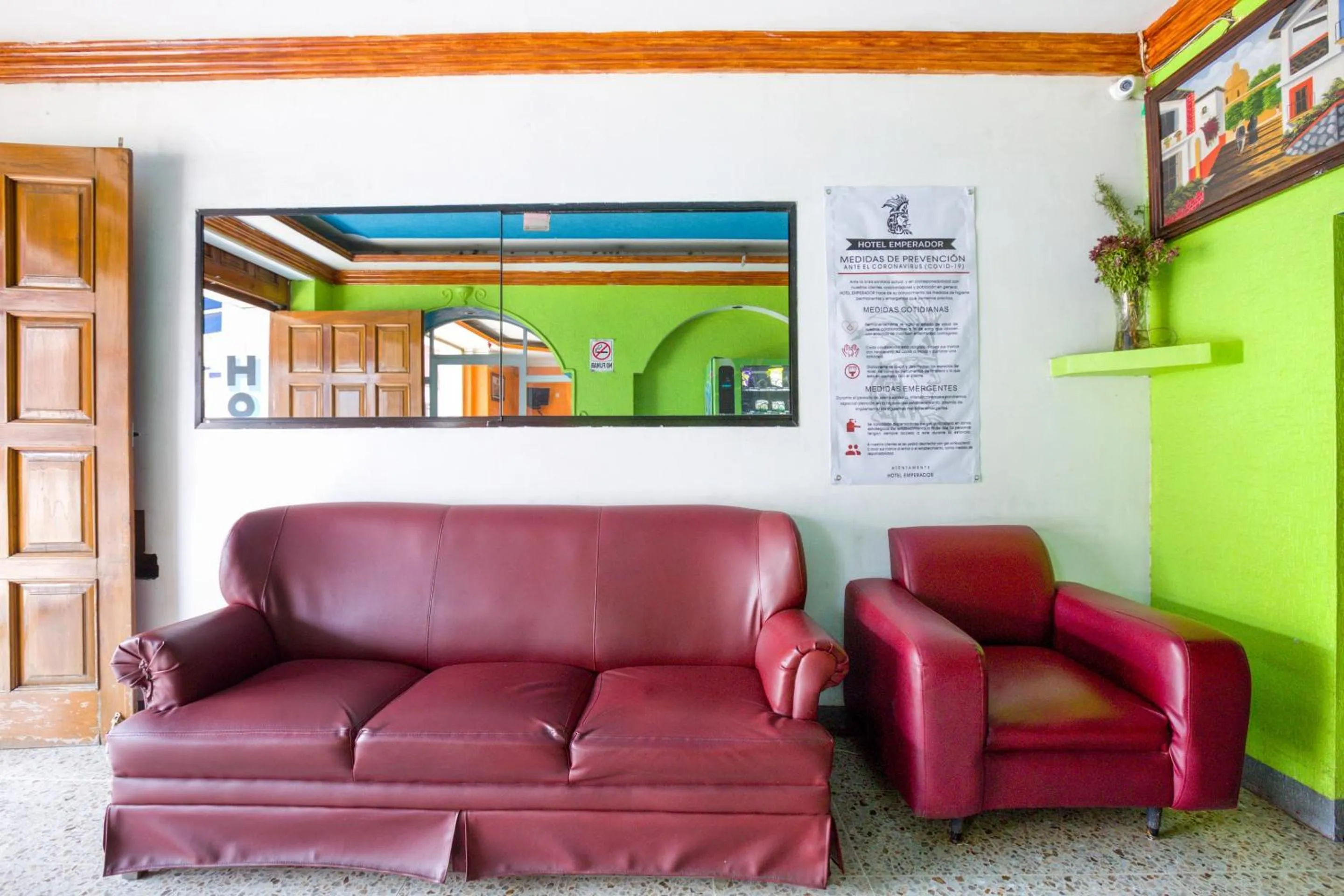 Lobby or reception in OYO Hotel Emperador, Oaxaca