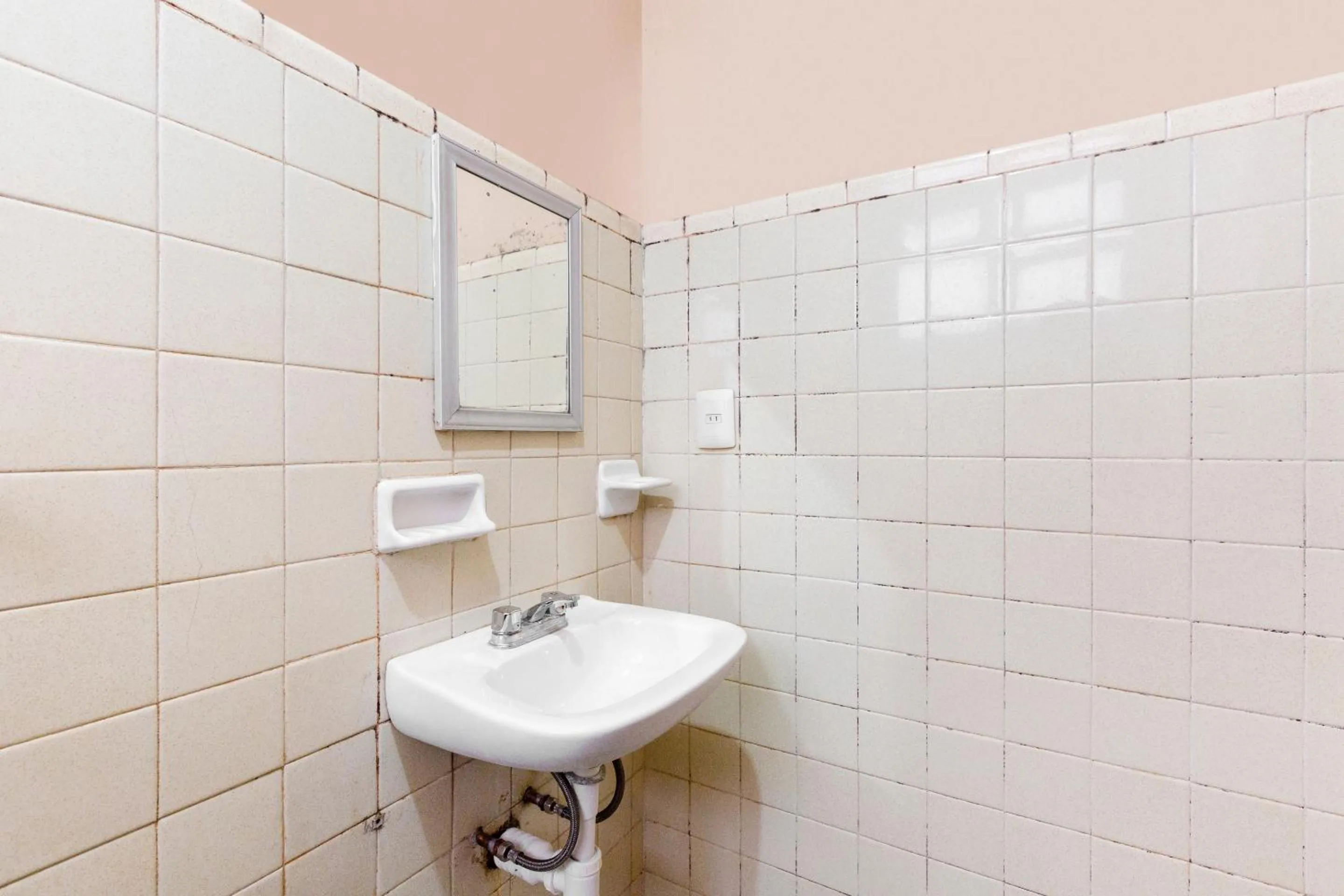 Bathroom in OYO Hotel Emperador, Oaxaca