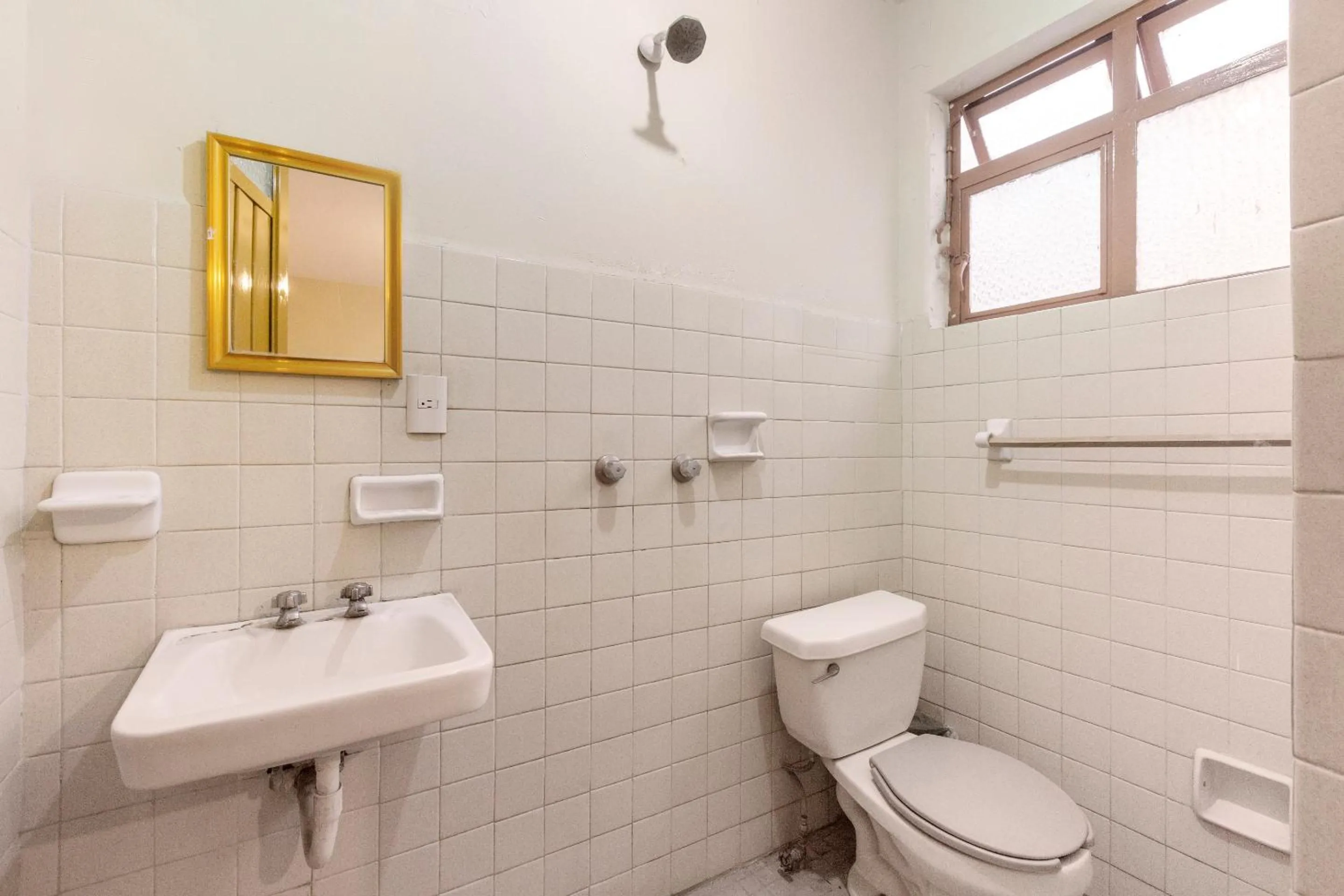 Bathroom in OYO Hotel Emperador, Oaxaca