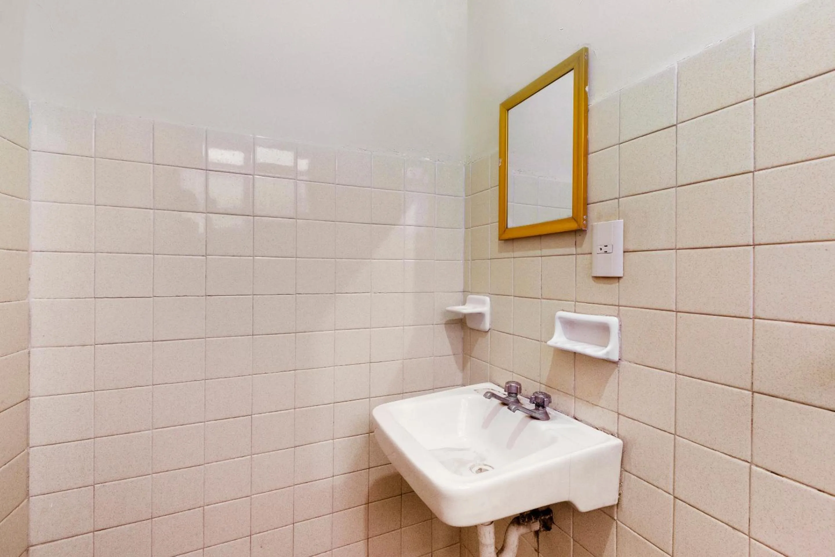 Bathroom in OYO Hotel Emperador, Oaxaca