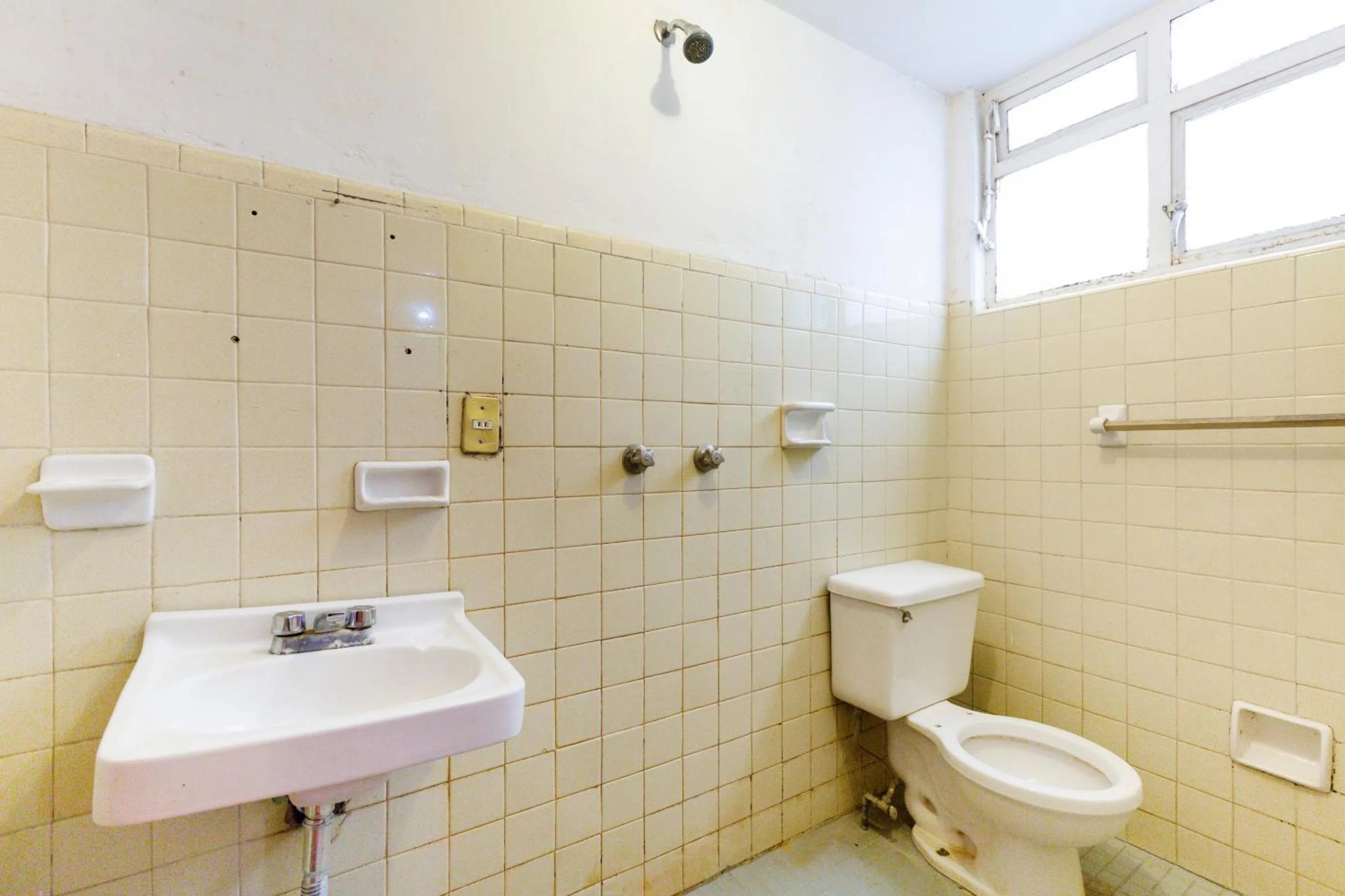 Bathroom in OYO Hotel Emperador, Oaxaca