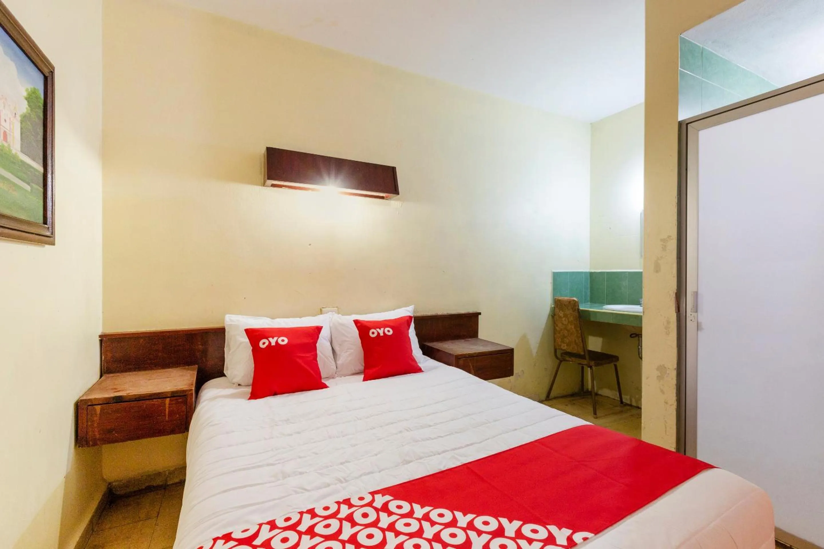 Bedroom, Bed in OYO Hotel Emperador, Oaxaca