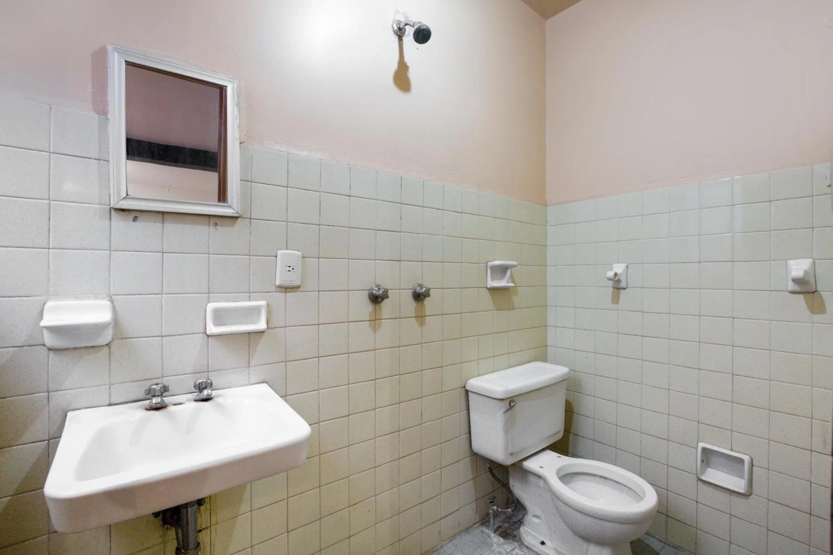 Bathroom in OYO Hotel Emperador, Oaxaca