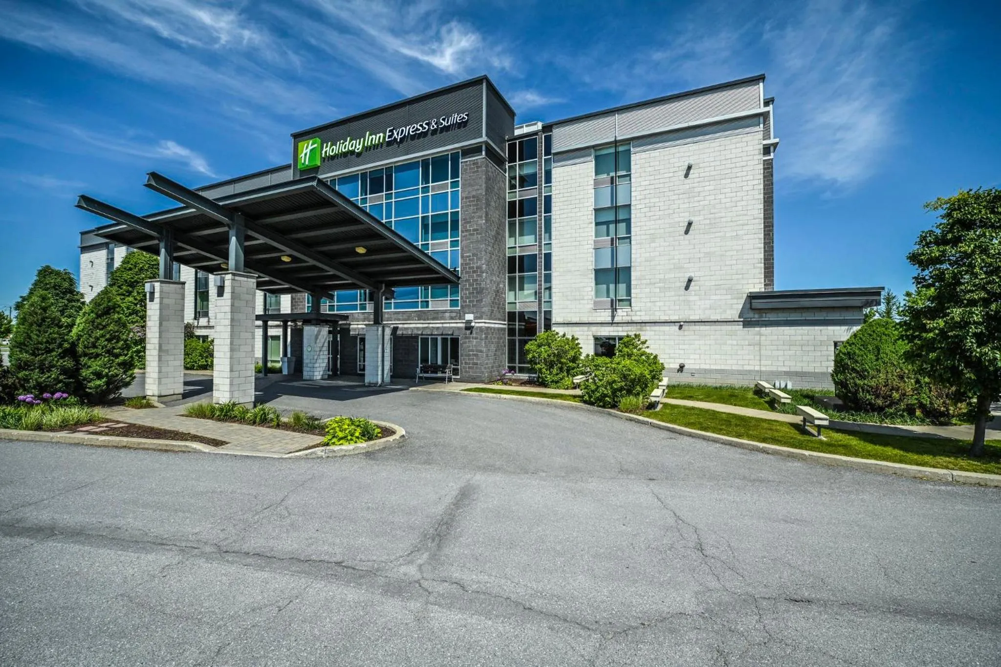 Property building in Holiday Inn Express Hotel & Suites Saint - Hyacinthe by IHG