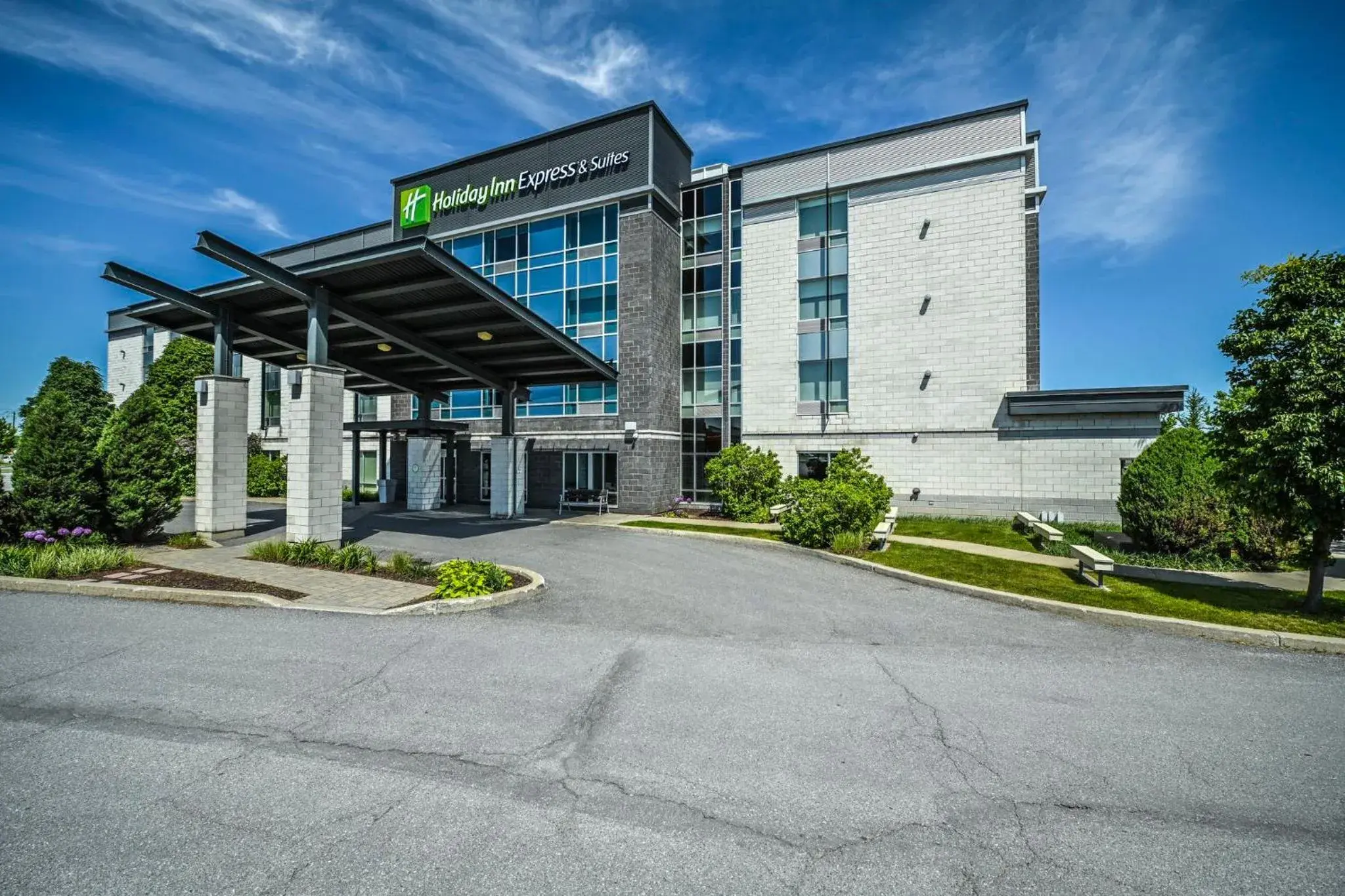 Property building in Holiday Inn Express Hotel & Suites Saint - Hyacinthe by IHG Property building in Holiday Inn Express Hotel & Suites Saint - Hyacinthe by IHG