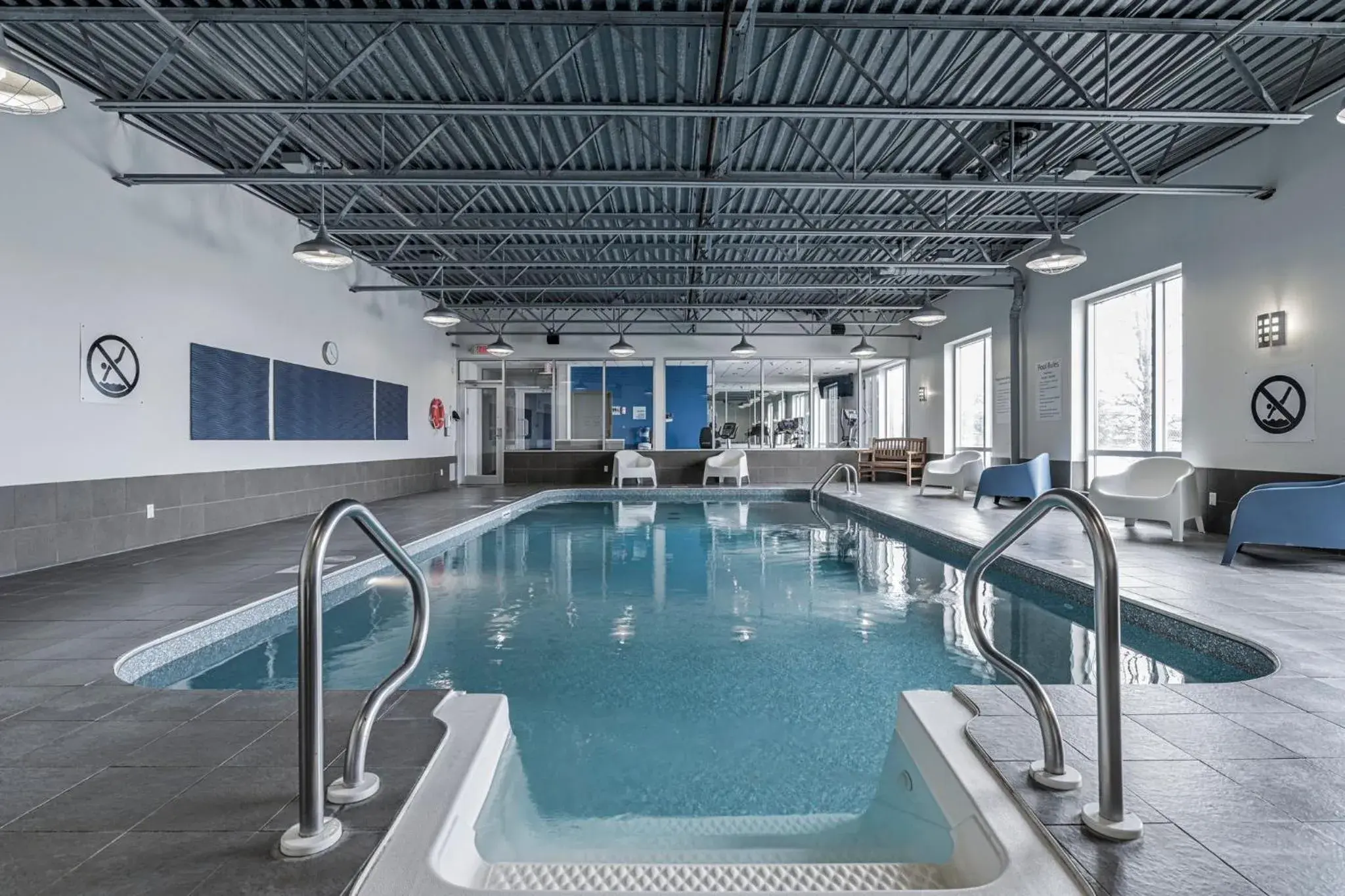 Swimming pool in Holiday Inn Express Hotel & Suites Saint - Hyacinthe by IHG Swimming pool in Holiday Inn Express Hotel & Suites Saint - Hyacinthe by IHG