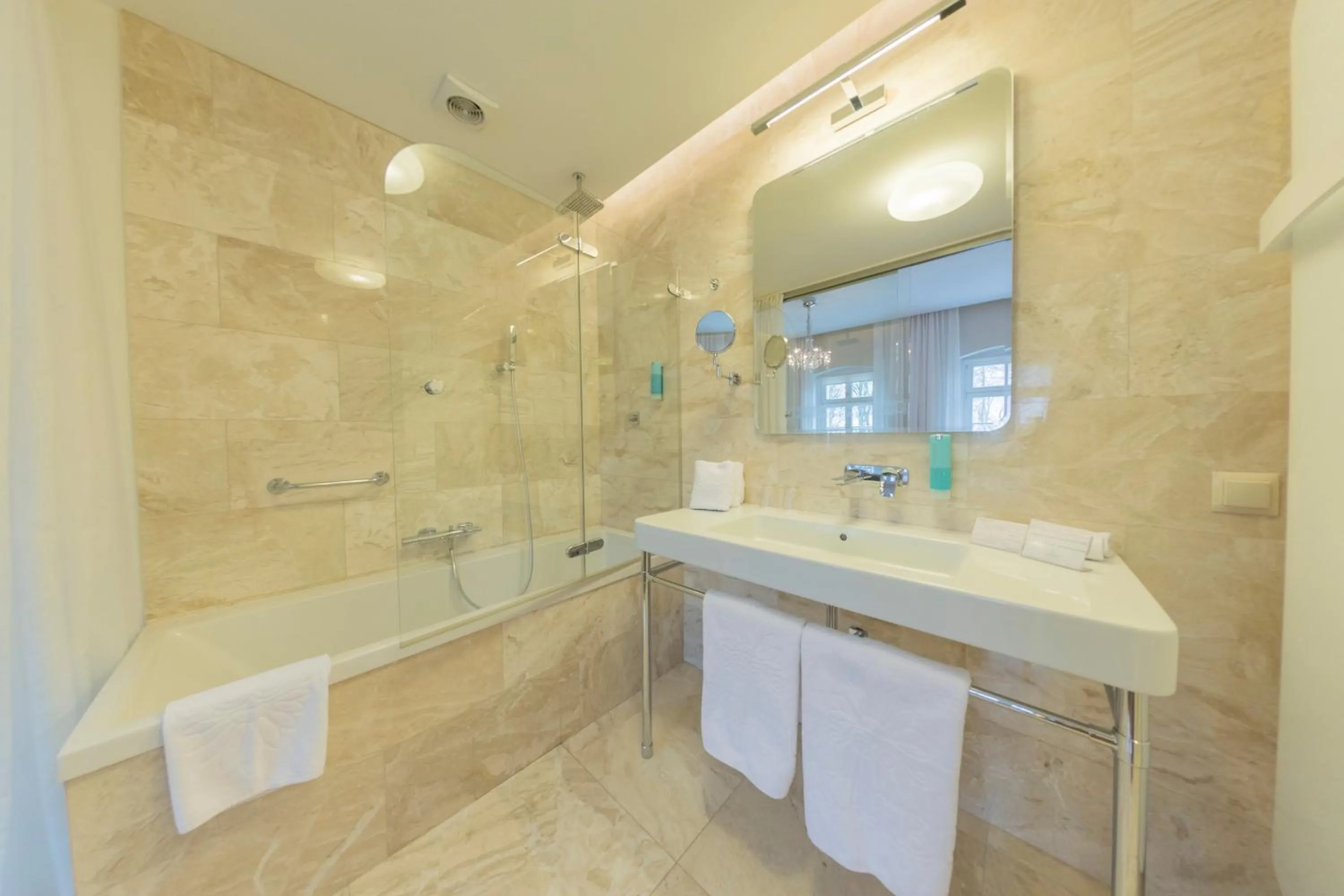 Bath in Hotel Jakubus